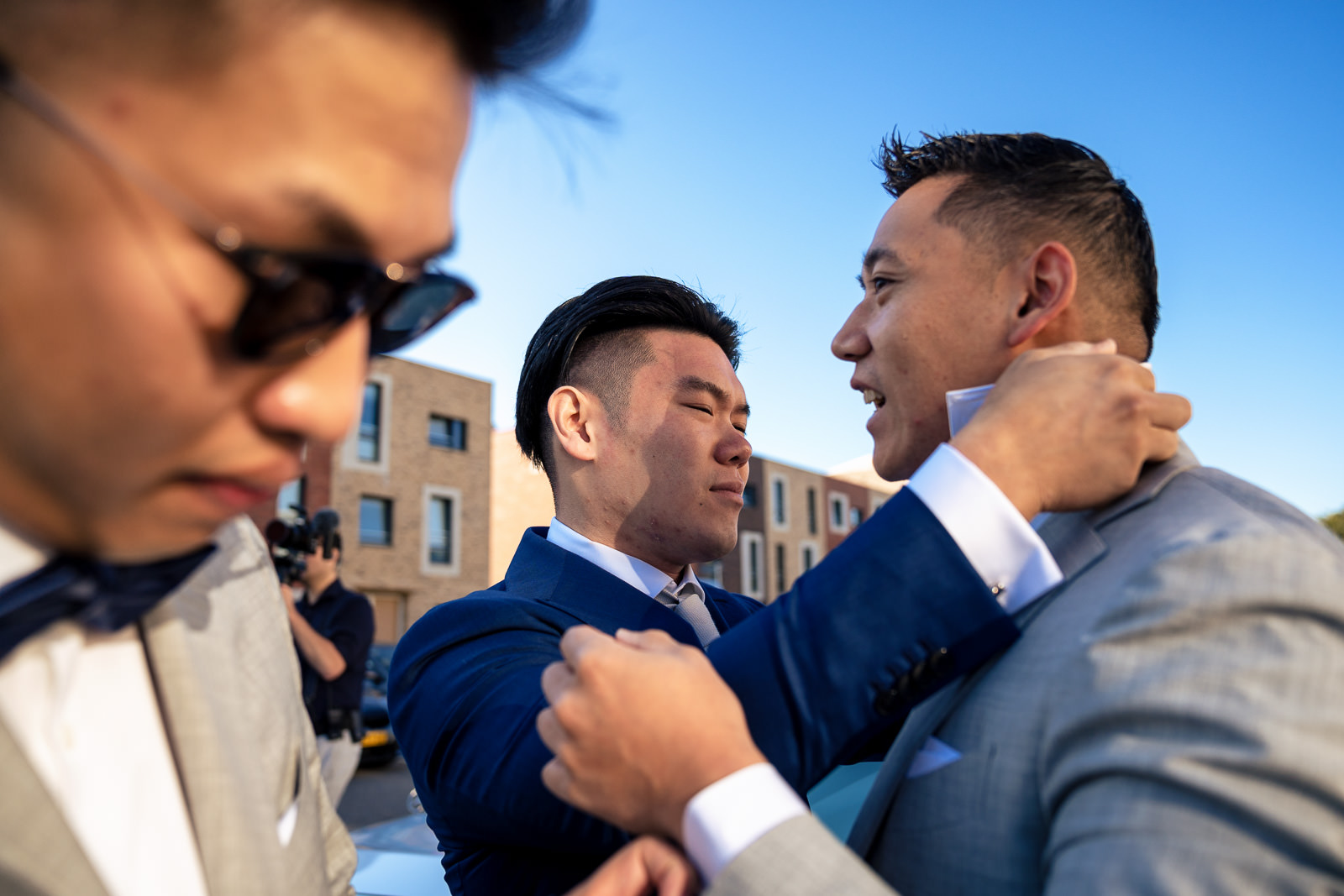 Trouwfotograaf Chinese bruiloft mannen doen de laatste voorbereidingen