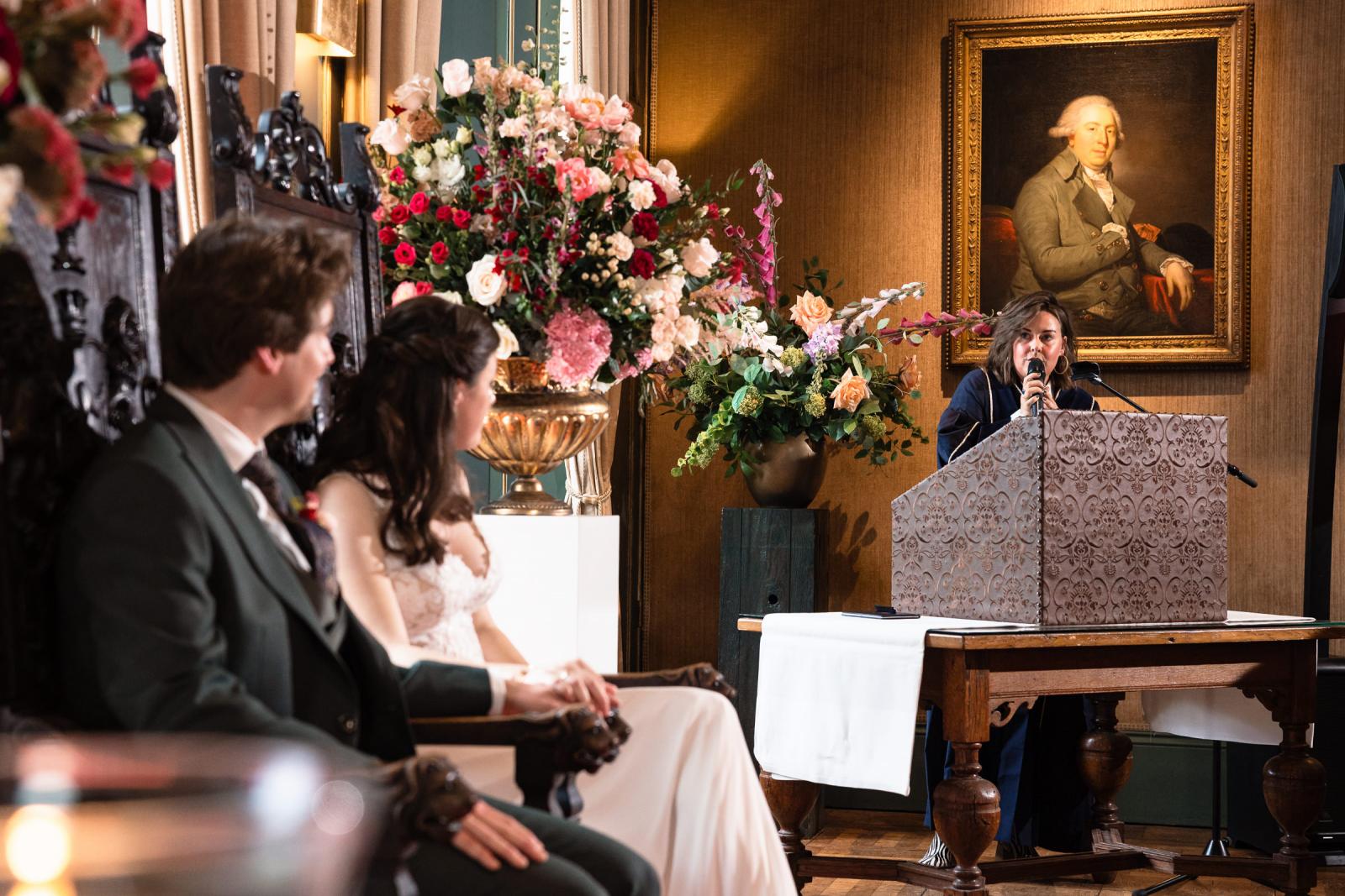Speech tijdens ceremonie met bloemen, intieme bruiloft in Kasteel de Wittenburg, Wassenaar