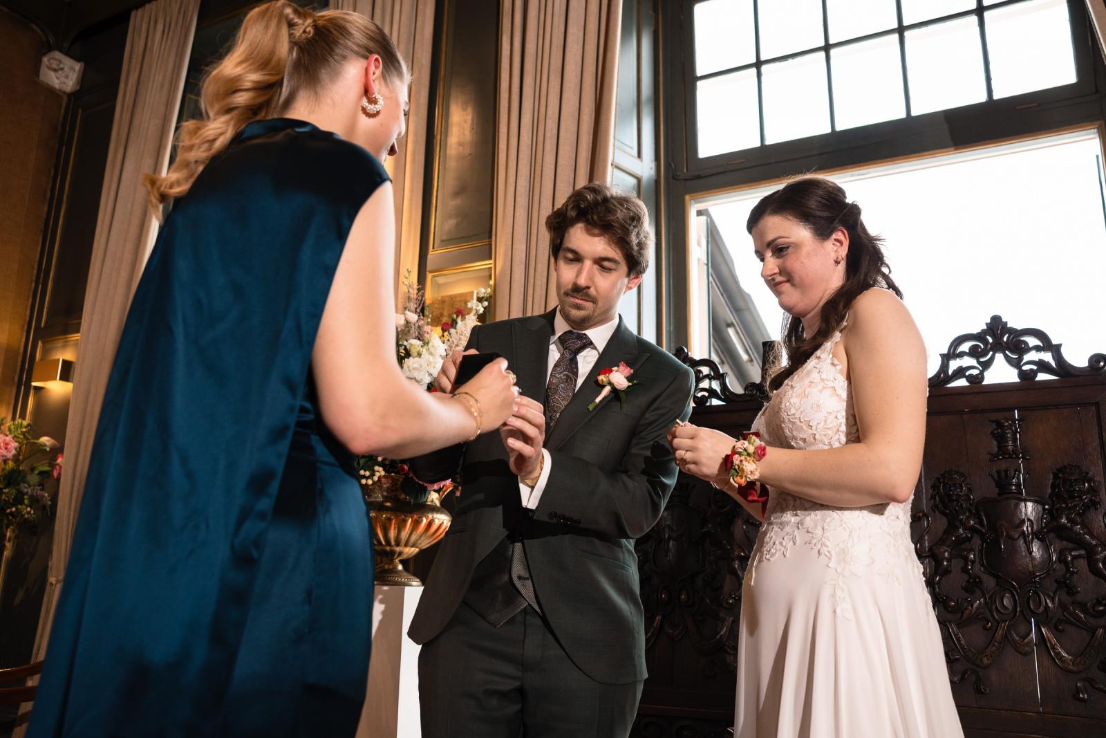 Ringmoment tijdens ceremonie, bruidspaar wisselt ringen in Kasteel de Wittenburg