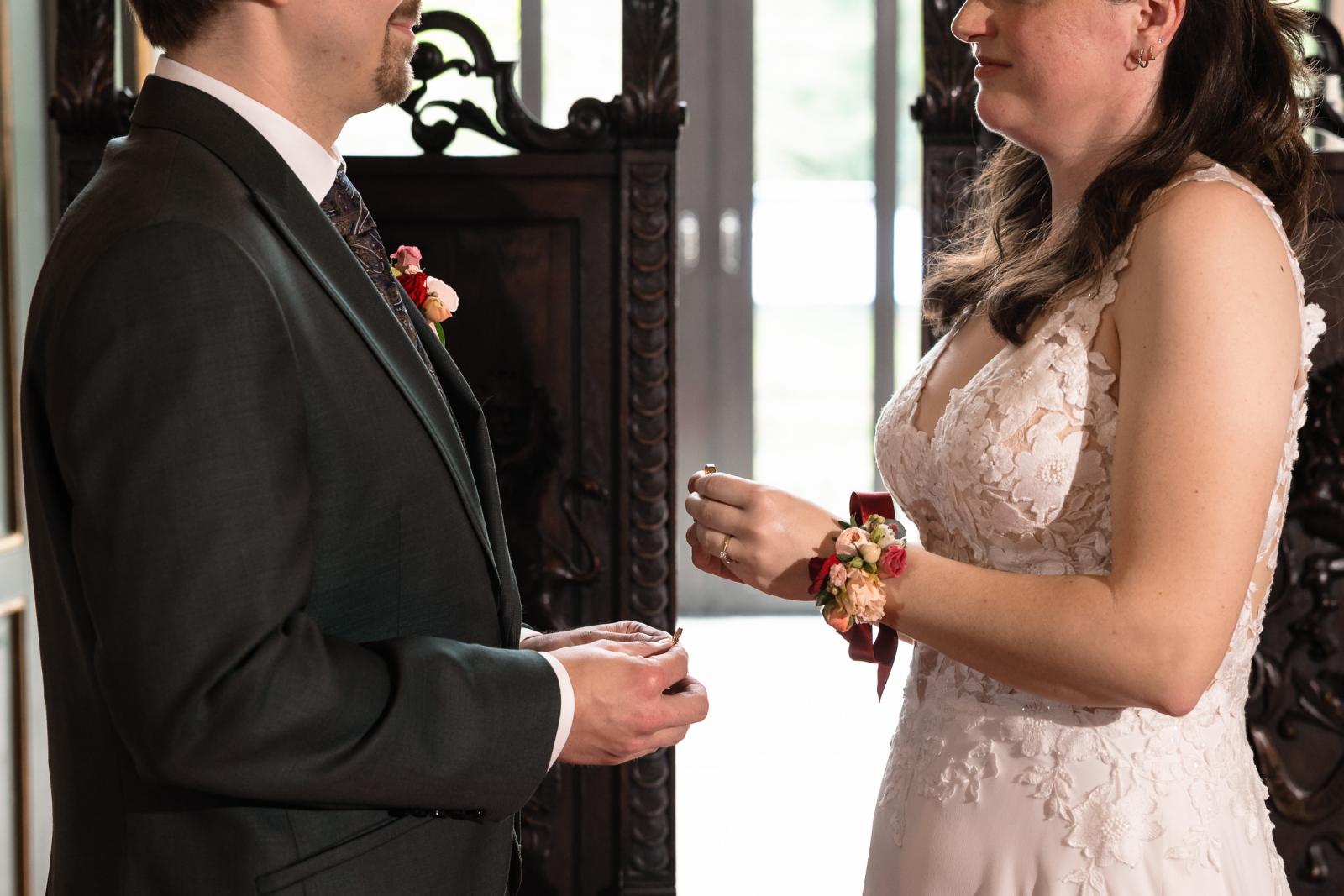 Close-up ringen wisselen tijdens ceremonie, elegante voorjaarsbruiloft Kasteel de Wittenburg