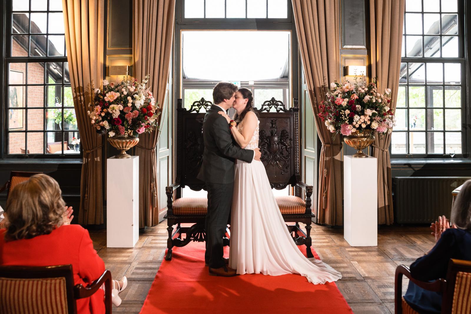 Eerste kus na het jawoord, ceremonie in Kasteel de Wittenburg Wassenaar