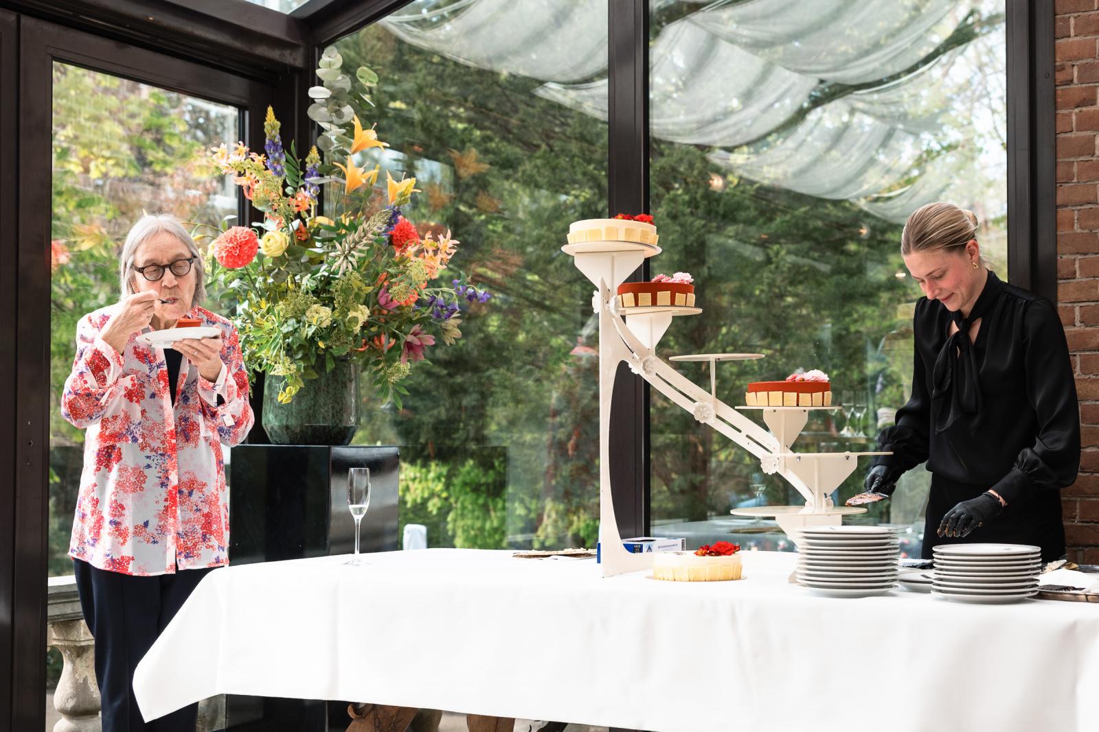 Taartmoment met gasten en bloemen, receptie bruiloft Kasteel de Wittenburg Wassenaar