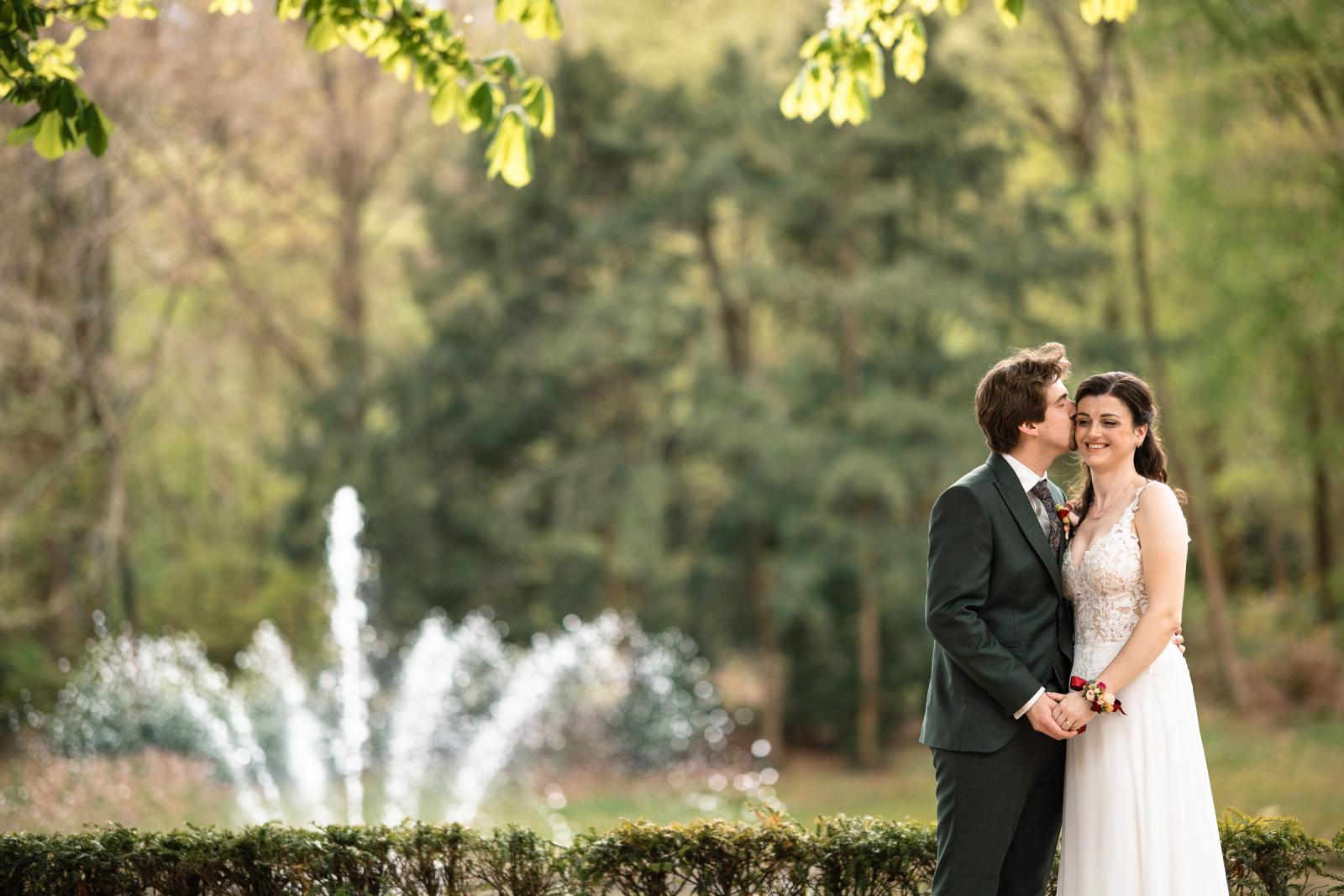  Romantisch portret bij fontein, bruidspaar in lente-licht Kasteel de Wittenburg Wassenaar