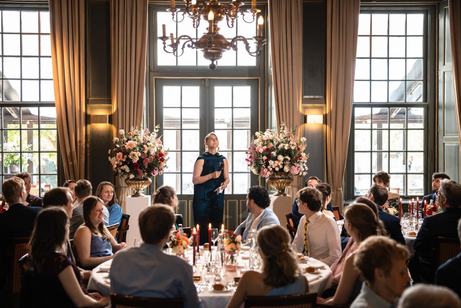 Speech van zus bruidegom tijdens diner in kasteelzaal, elegante voorjaarsbruiloft Kasteel de Wittenburg
