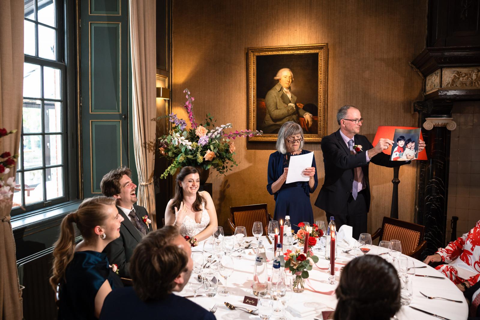 Diner speech met foto, bruidspaar lacht aan tafel in Kasteel de Wittenburg