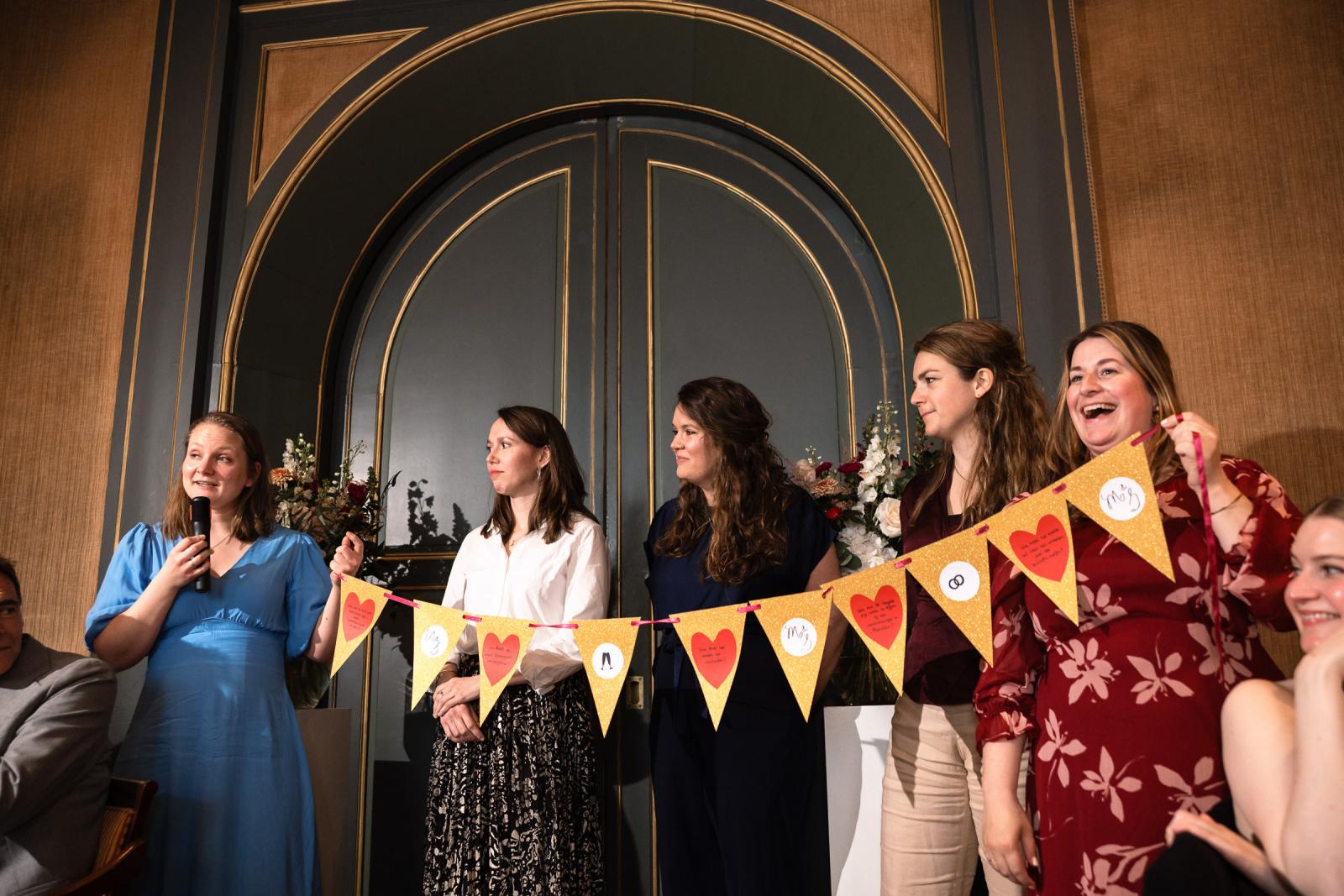Vriendinnen geven optreden met slinger, bruiloft entertainment Kasteel de Wittenburg