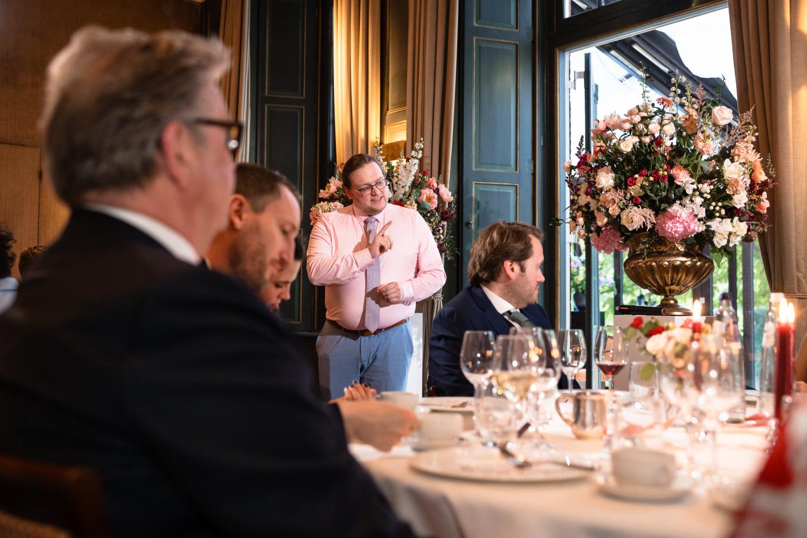 Speech tijdens diner met bloemen op achtergrond, bruiloft Kasteel de Wittenburg Wassenaar