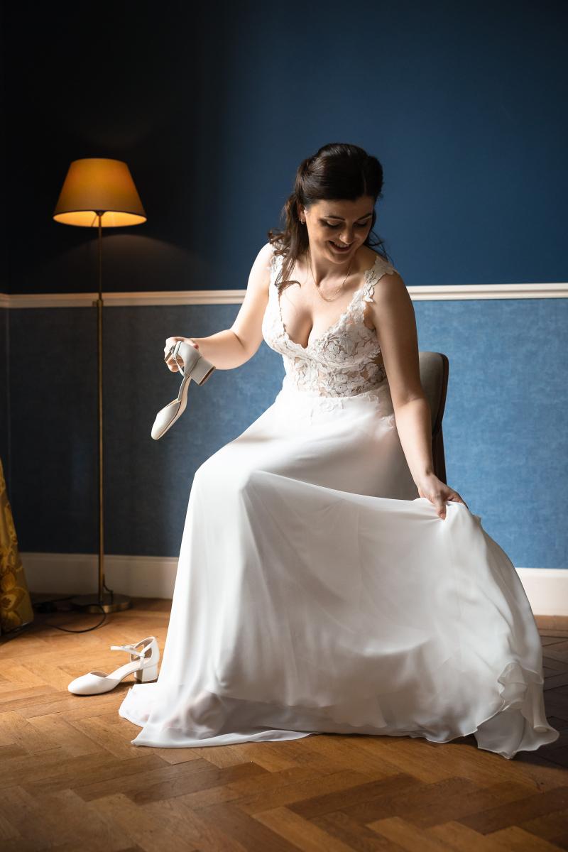 Bruid in trouwjurk met schoenen, getting ready foto voorjaarsbruiloft Kasteel de Wittenburg