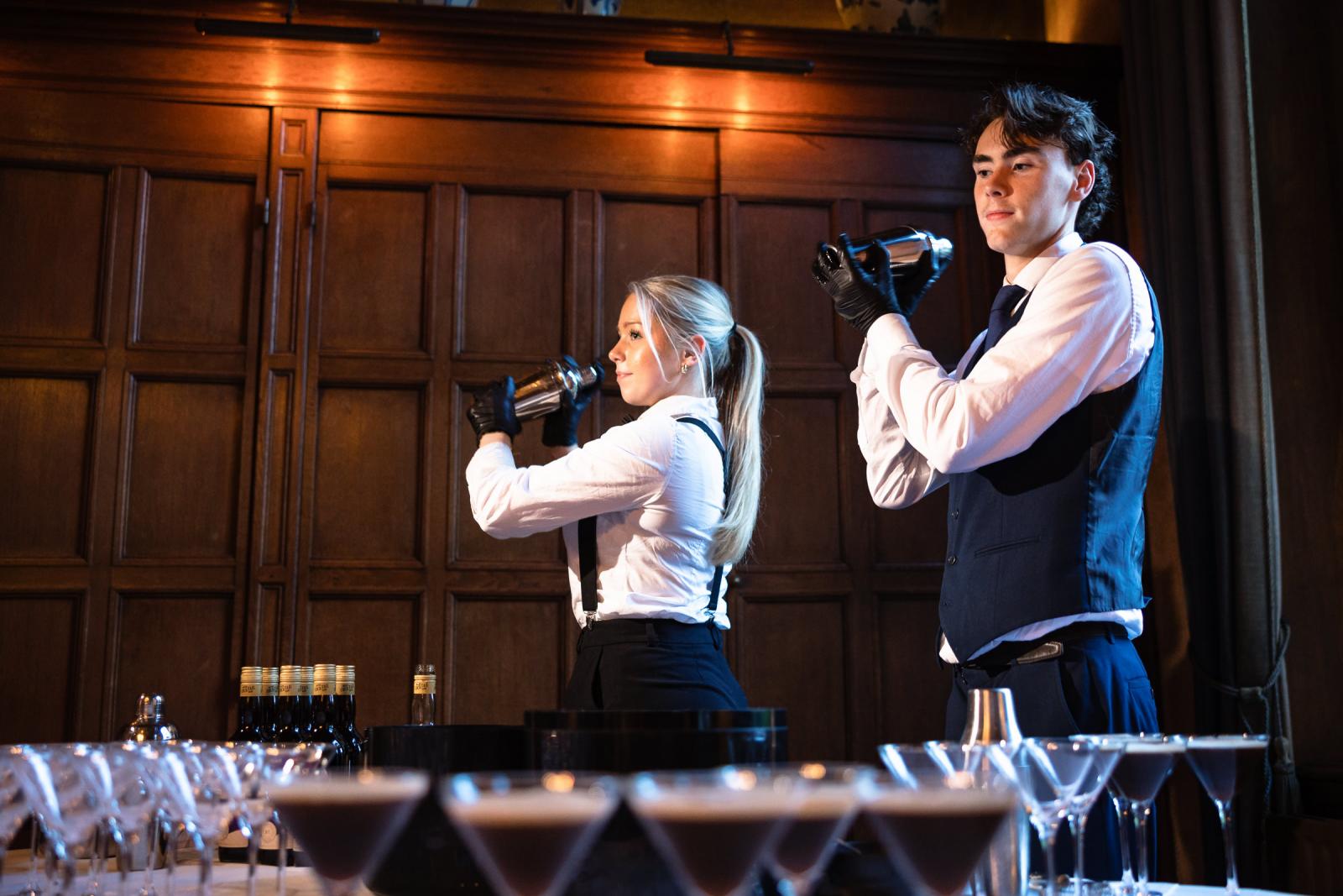 Bartenders shaken cocktails, feestavond bruiloft Kasteel de Wittenburg Wassenaar