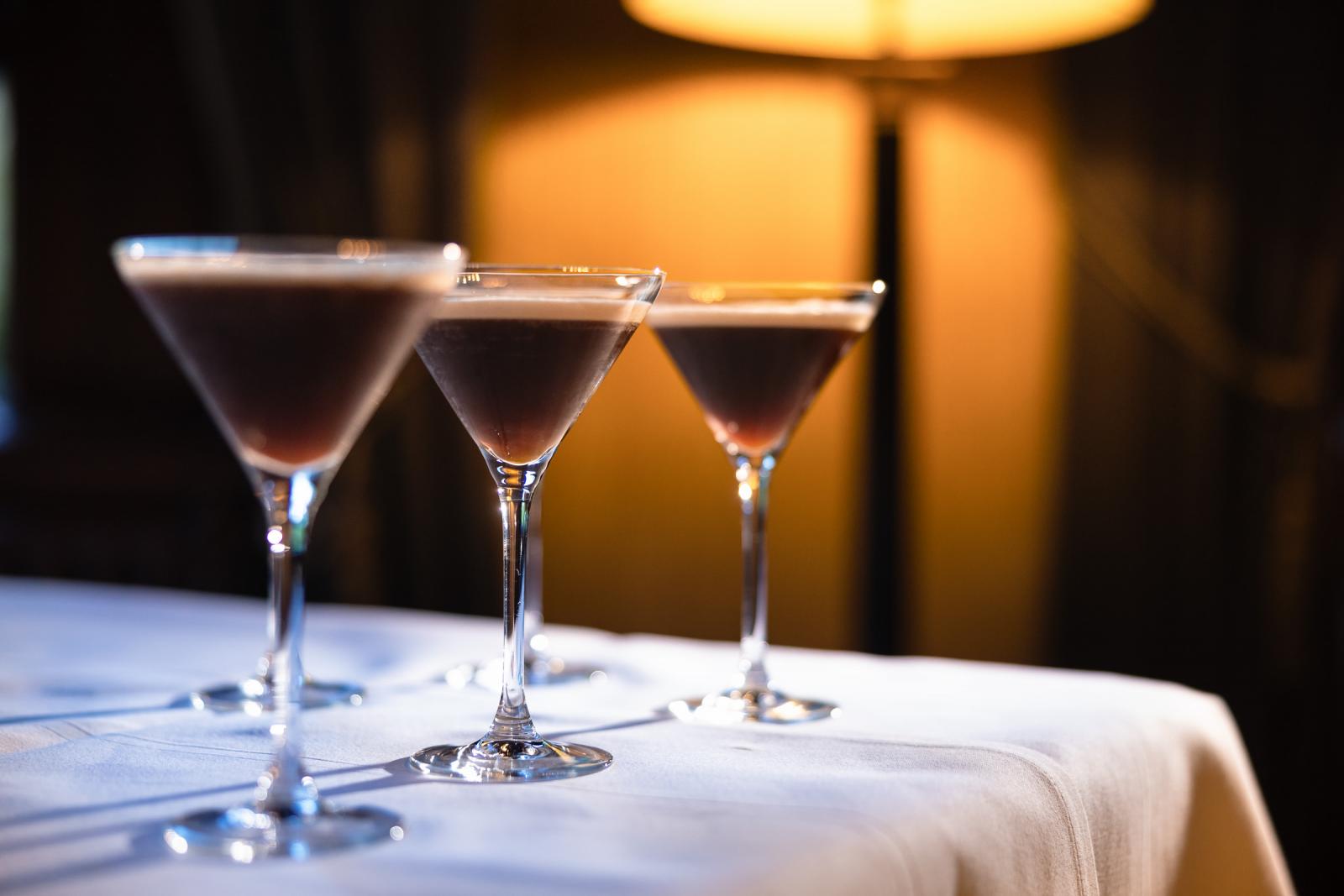 Espresso martini cocktails op tafel, bruiloft feestavond Kasteel de Wittenburg