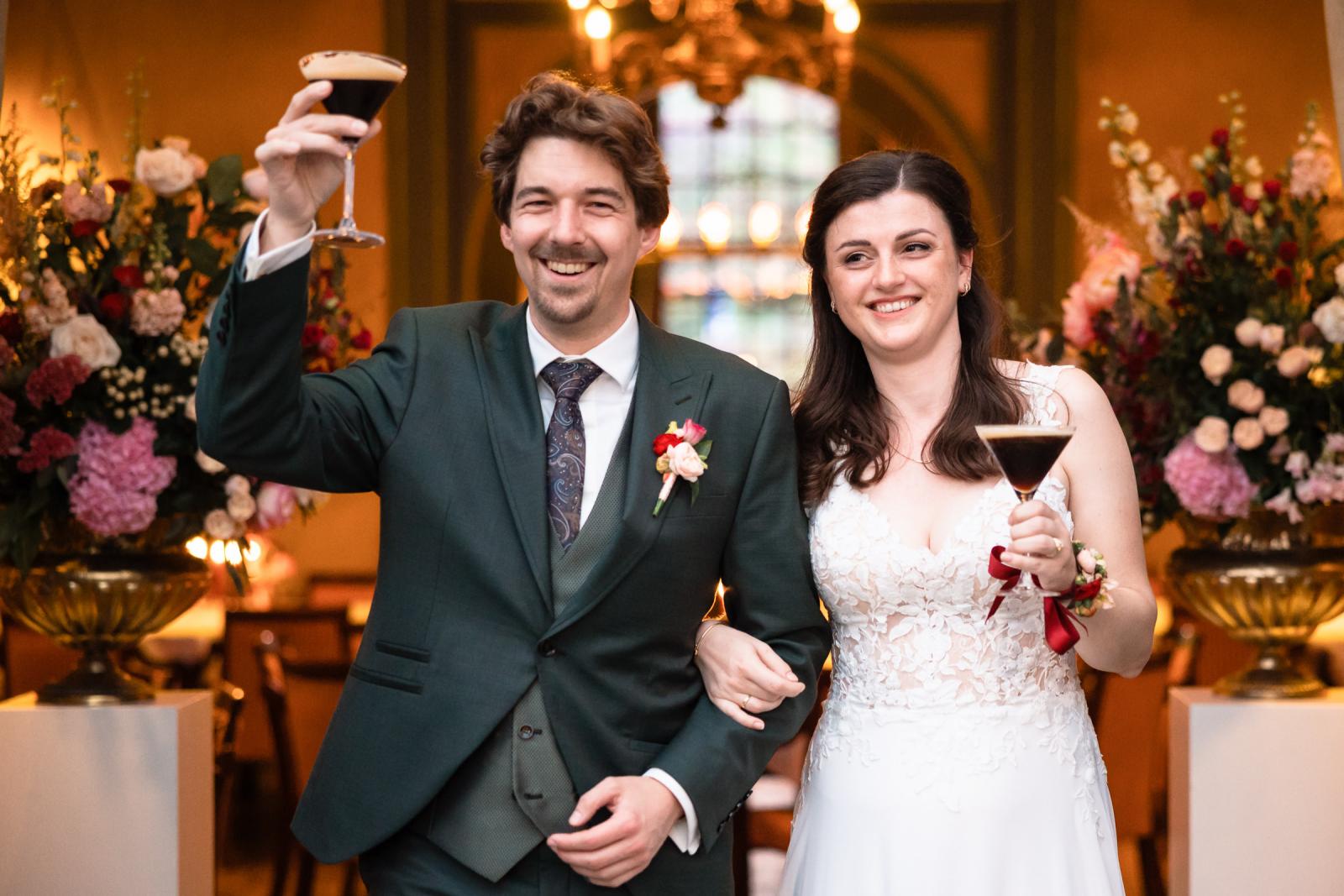 Bruidspaar proost met cocktails, feestelijk moment bruiloft Kasteel de Wittenburg Wassenaar