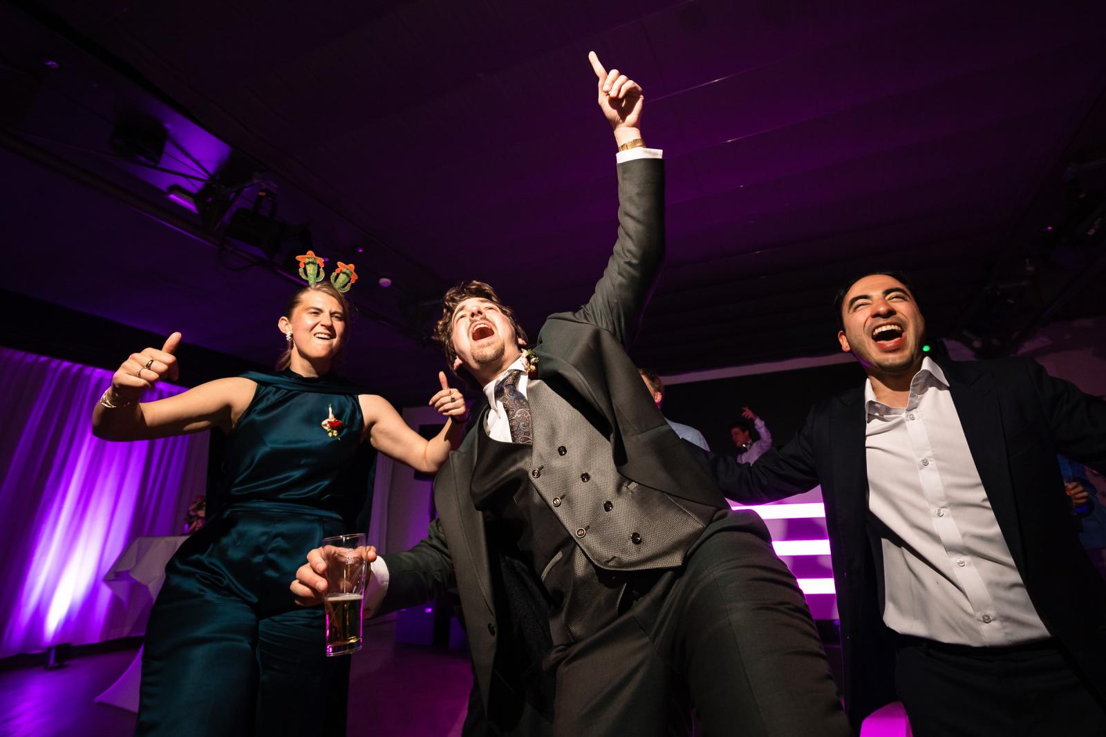 Feestfoto met vrienden op dansvloer, bruiloft feestavond Kasteel de Wittenburg Wassenaar