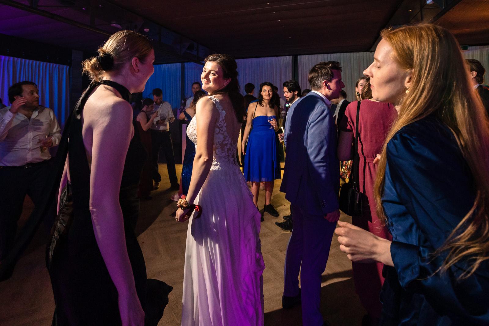 Bruid danst tussen gasten, sfeervolle feestavond bruiloft Kasteel de Wittenburg