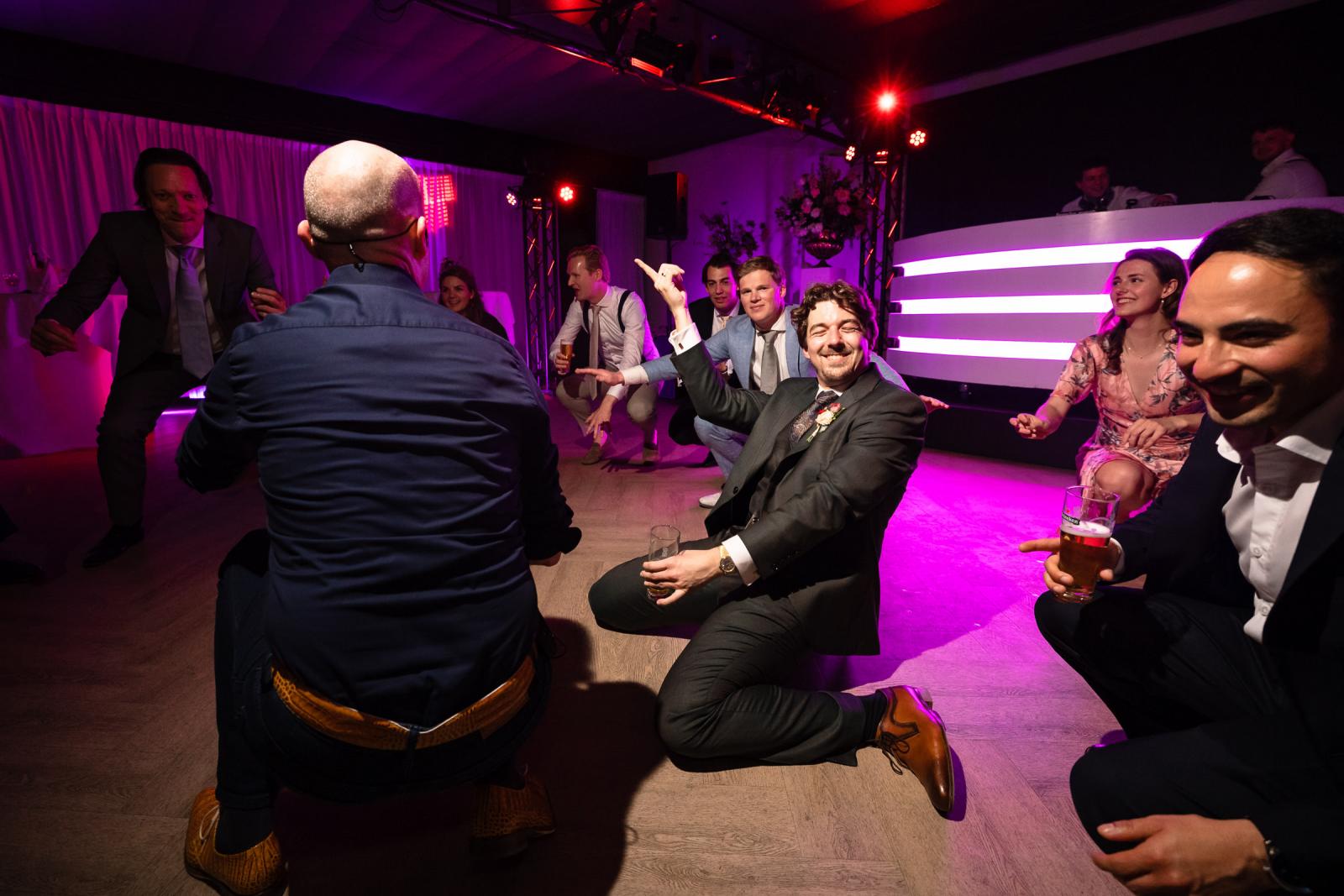Bruidegom op de dansvloer met vrienden, energieke feestavond Kasteel de Wittenburg Wassenaar