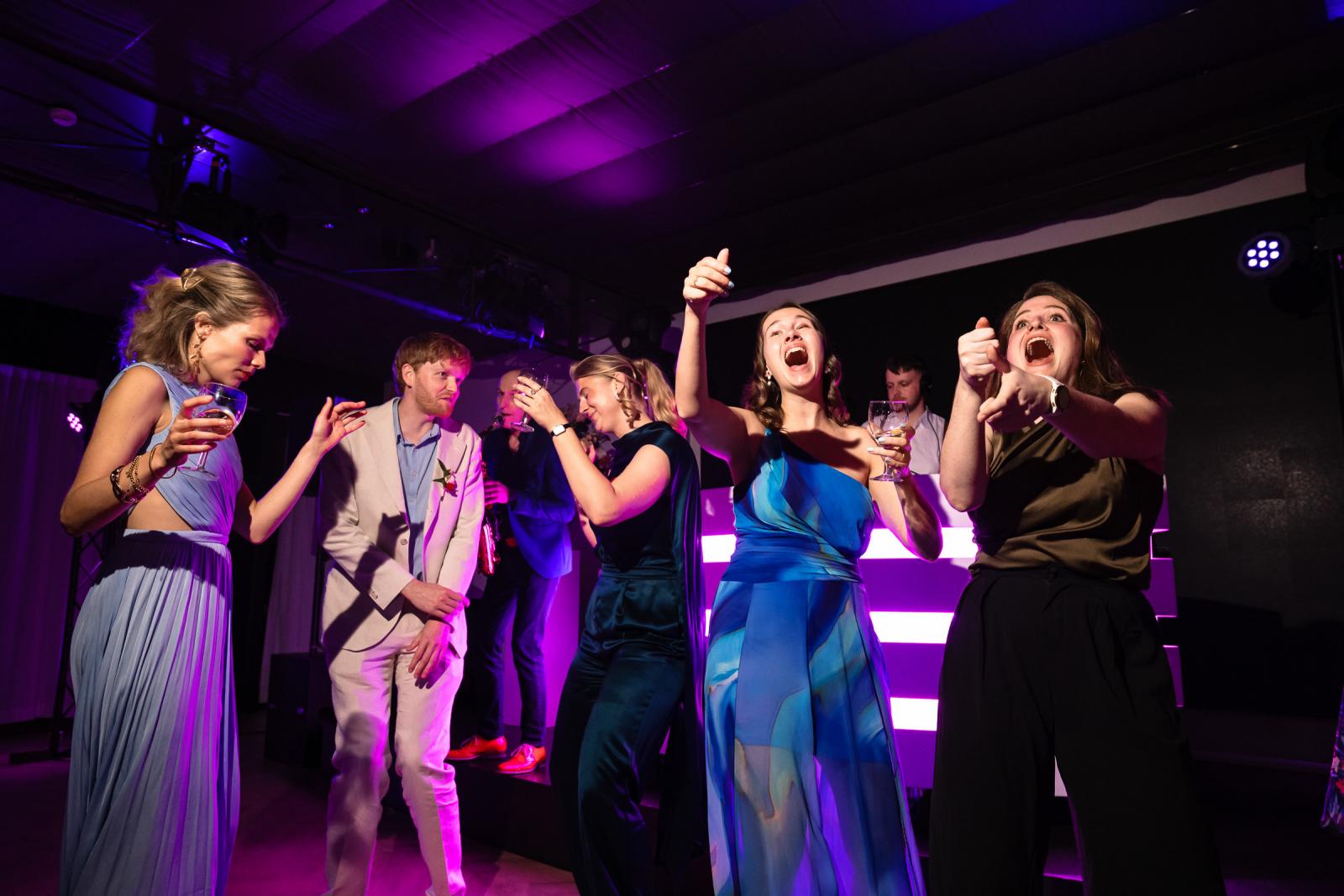 Dansende gasten met drankjes, feestavond bruiloft Kasteel de Wittenburg Wassenaar