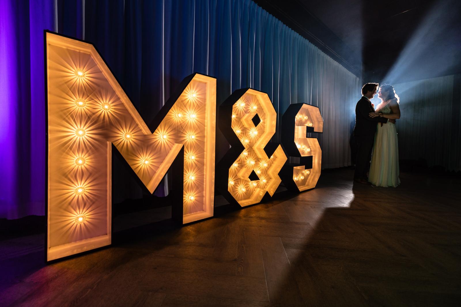 Creatieve avondfoto met lichtletters, bruidspaar silhouet bij Kasteel de Wittenburg Wassenaar