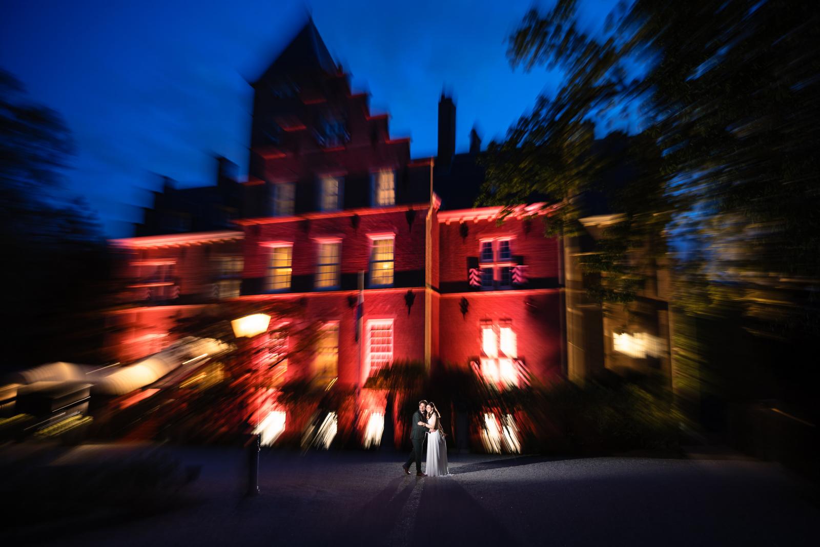 Creatieve nachtfoto van Kasteel de Wittenburg met bruidspaar, voorjaarsbruiloft Wassenaar