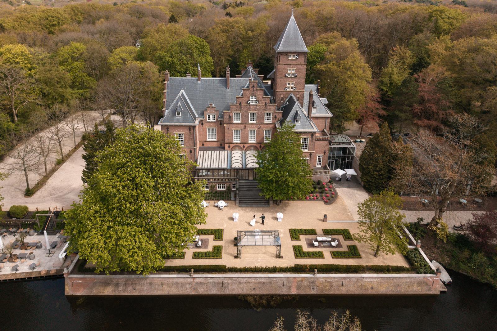 Dronefoto van Kasteel de Wittenburg in Wassenaar tijdens voorjaarsbruiloft