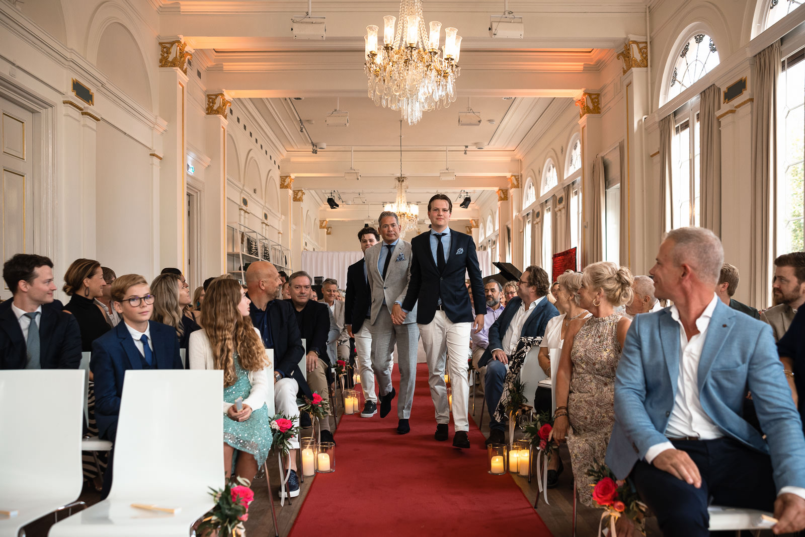 Bruidegom met zonen die samen oplopen voor de ceremonie bij Wereld Museum Rotterdam