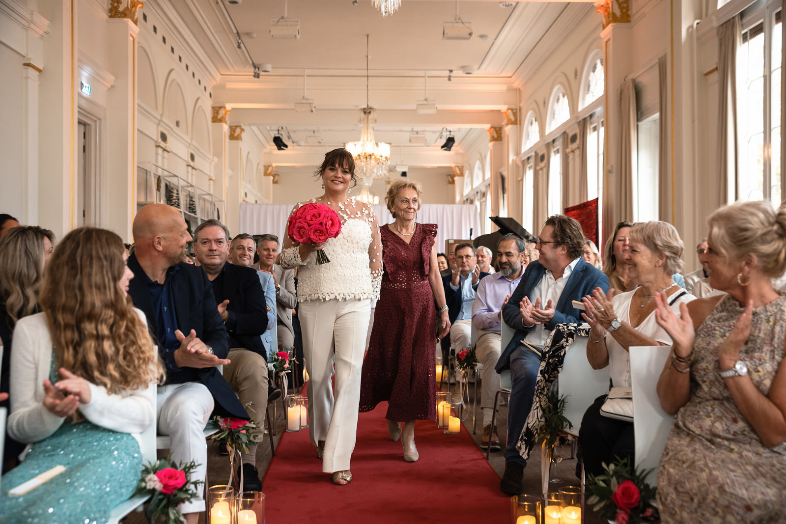 bruid loopt samen met moeder naar de ceremonie bij Wereld Museum Rotterdam