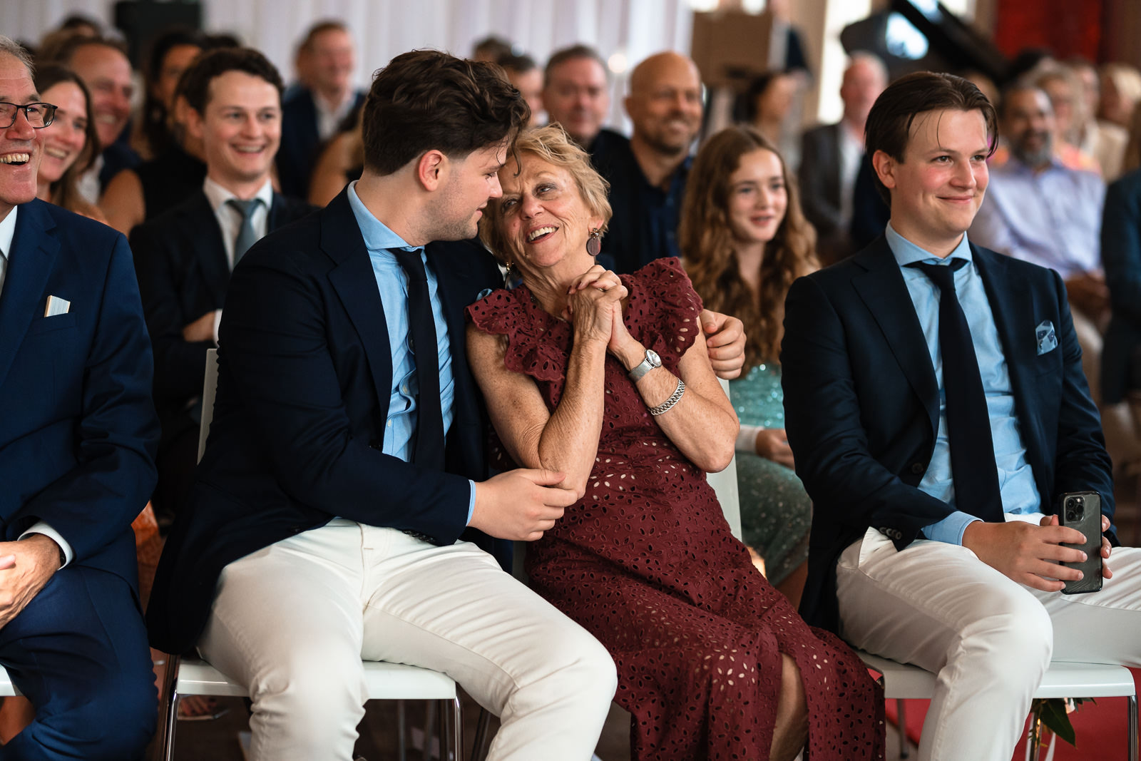 Emotionele moeder van de bruid bij trouw ceremonie Wereld Museum Rotterdam