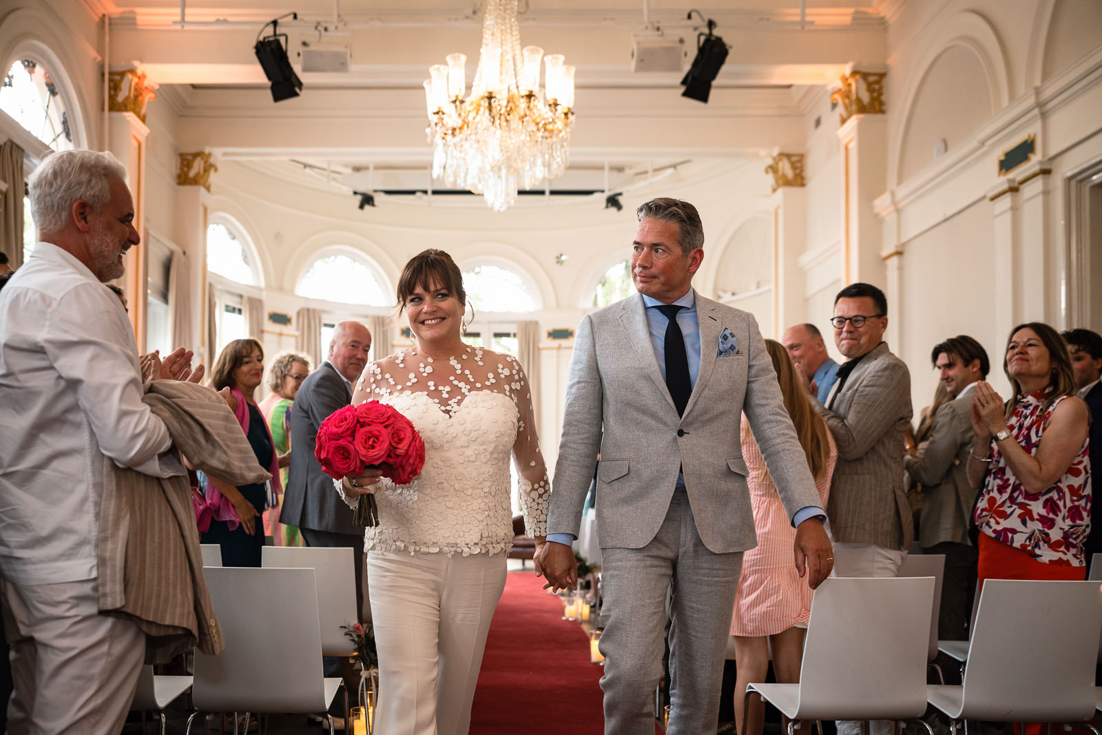 bruidspaar loopt getrouwd weg van trouw ceremonie bij Wereld Museum Rotterdam