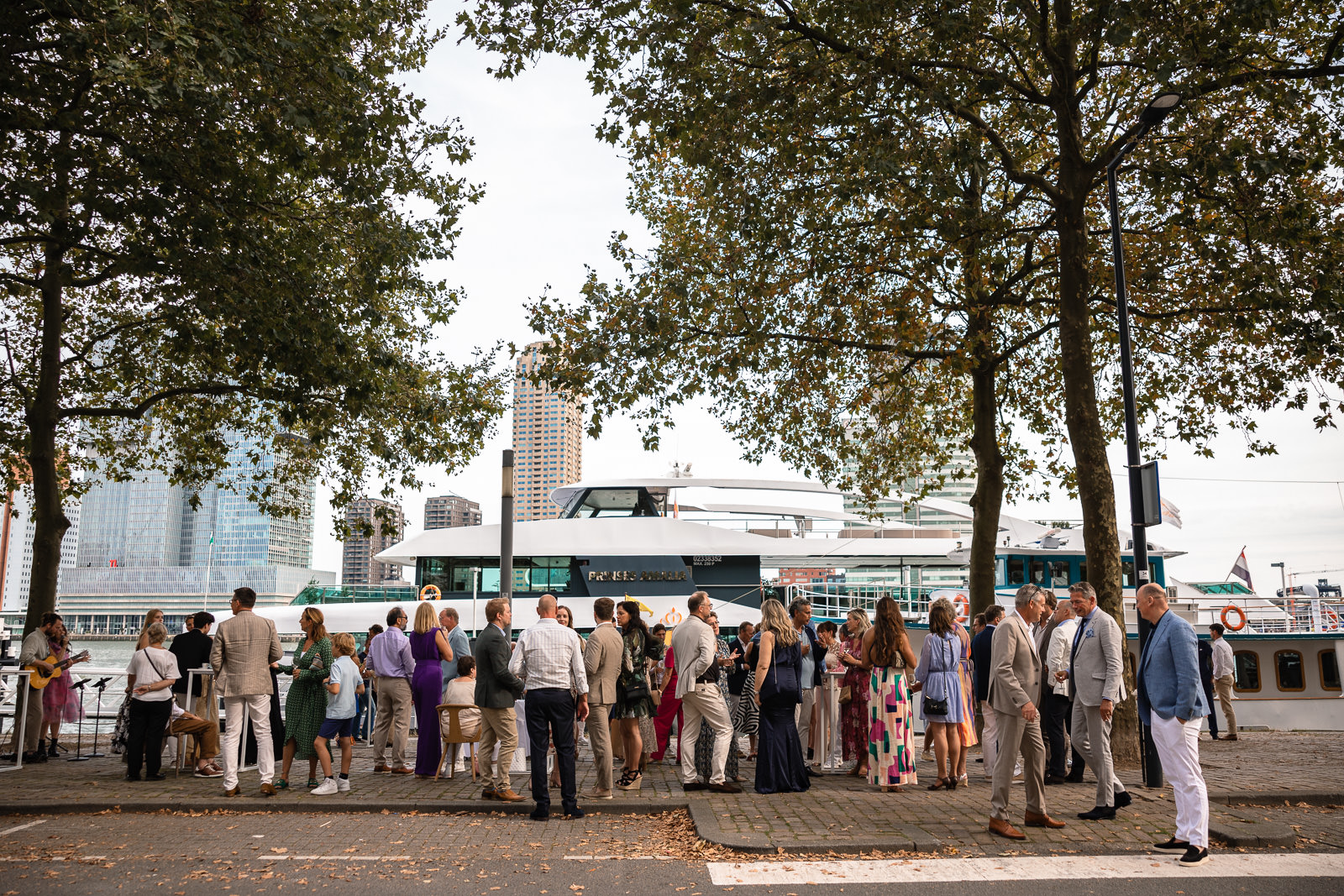 Receptie buiten op de kade bij Wereld Museum Rotterdam