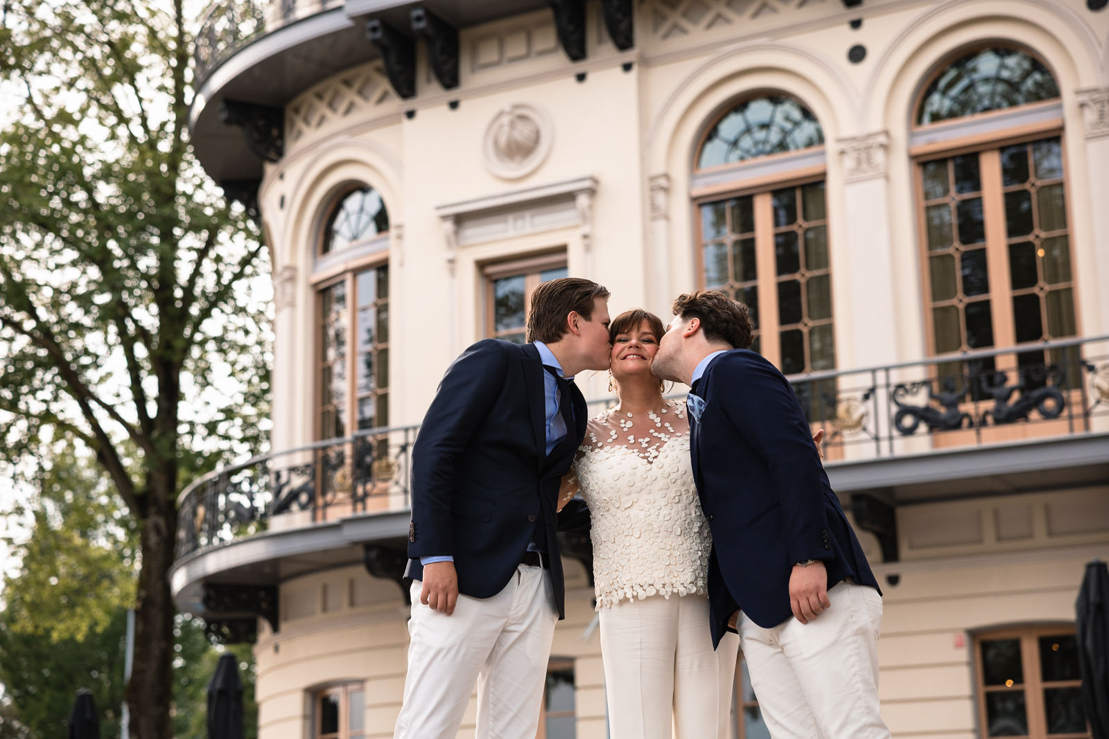 Bruid krijgt kus van zonen bij Wereld Museum Rotterdam