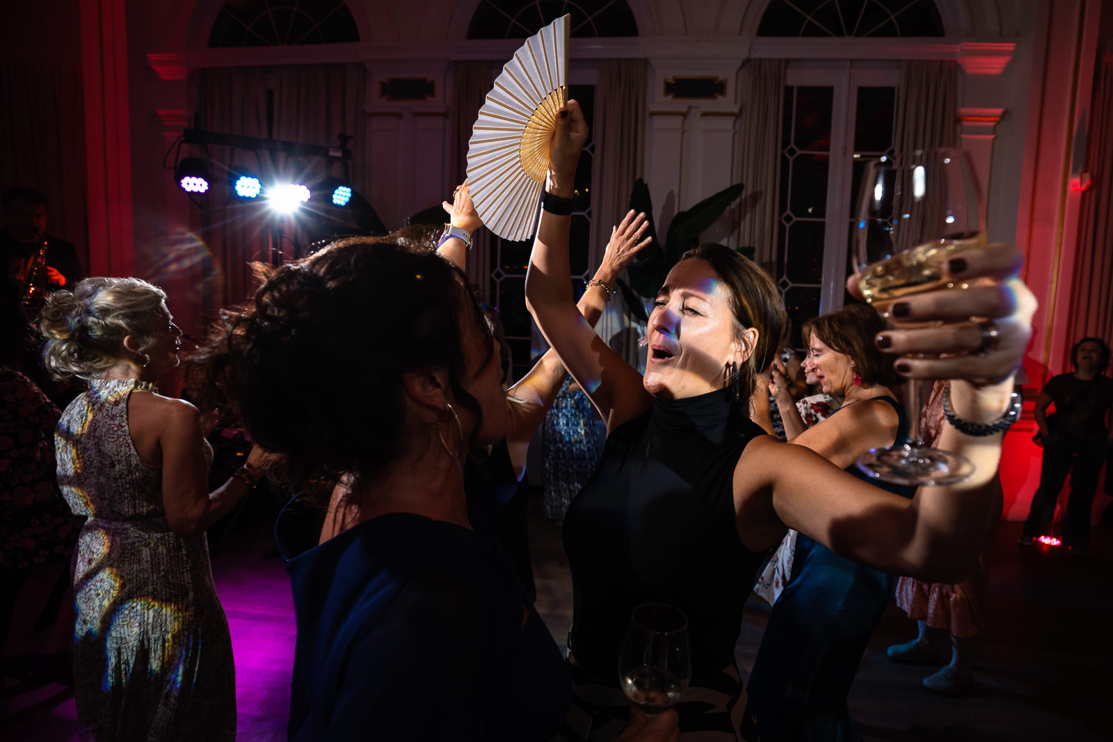 Dansen met Gin Tonic op trouw feest bij Wereld Museum Rotterdam