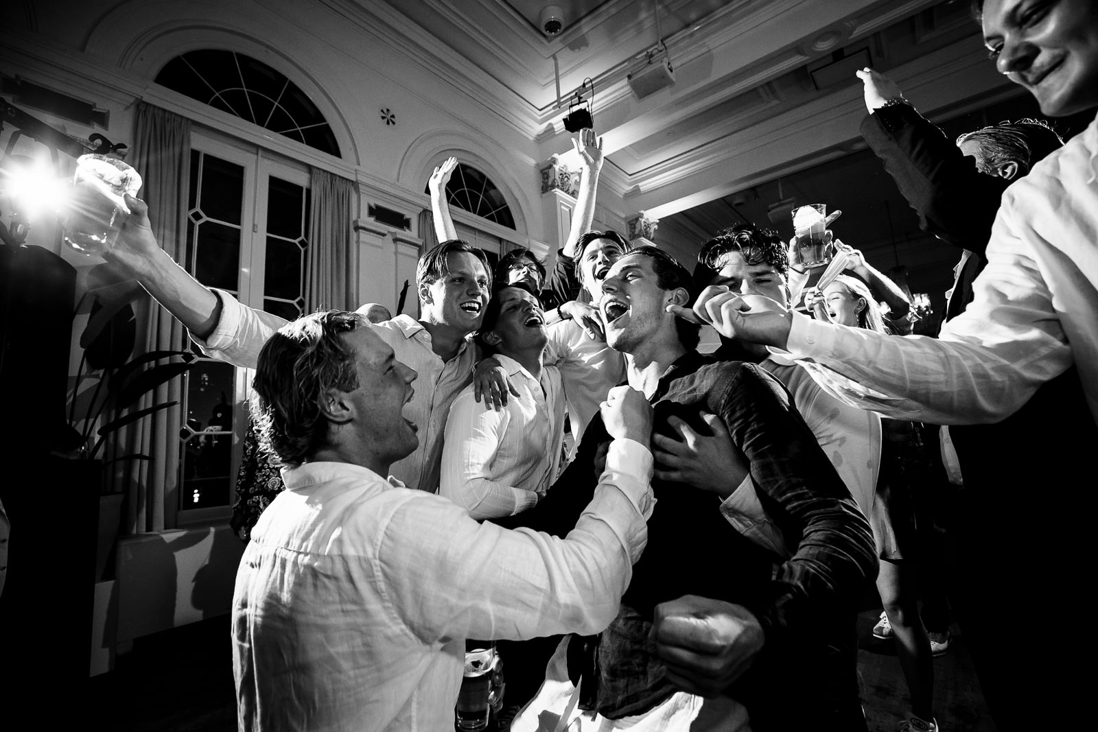 feestende gasten tijdens trouwfeest bij Wereld Museum Rotterdam