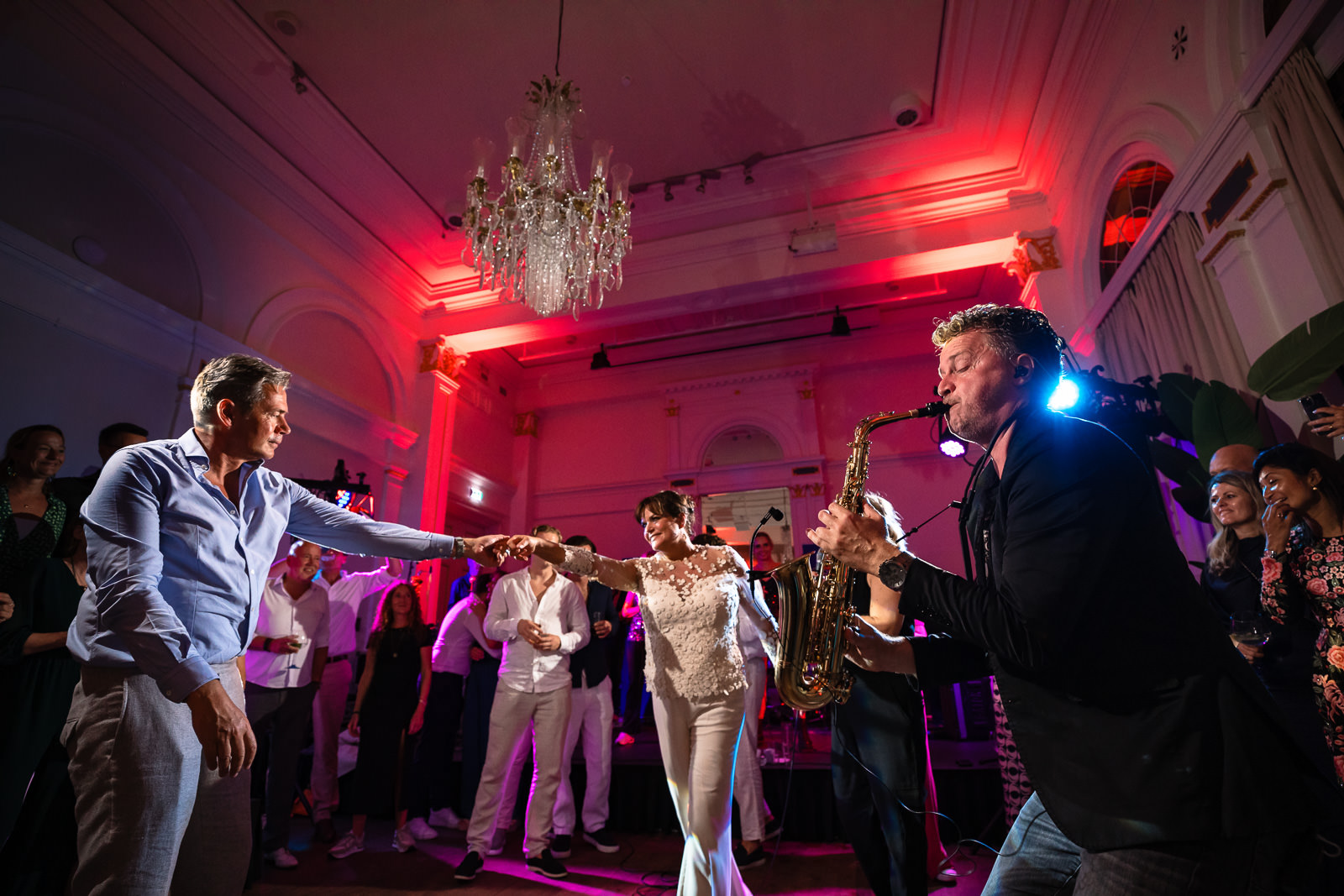 bruidspaar dans onder gebegeleiding van een romantisch nummer op de saxefoon bij Wereld Museum Rotterdam
