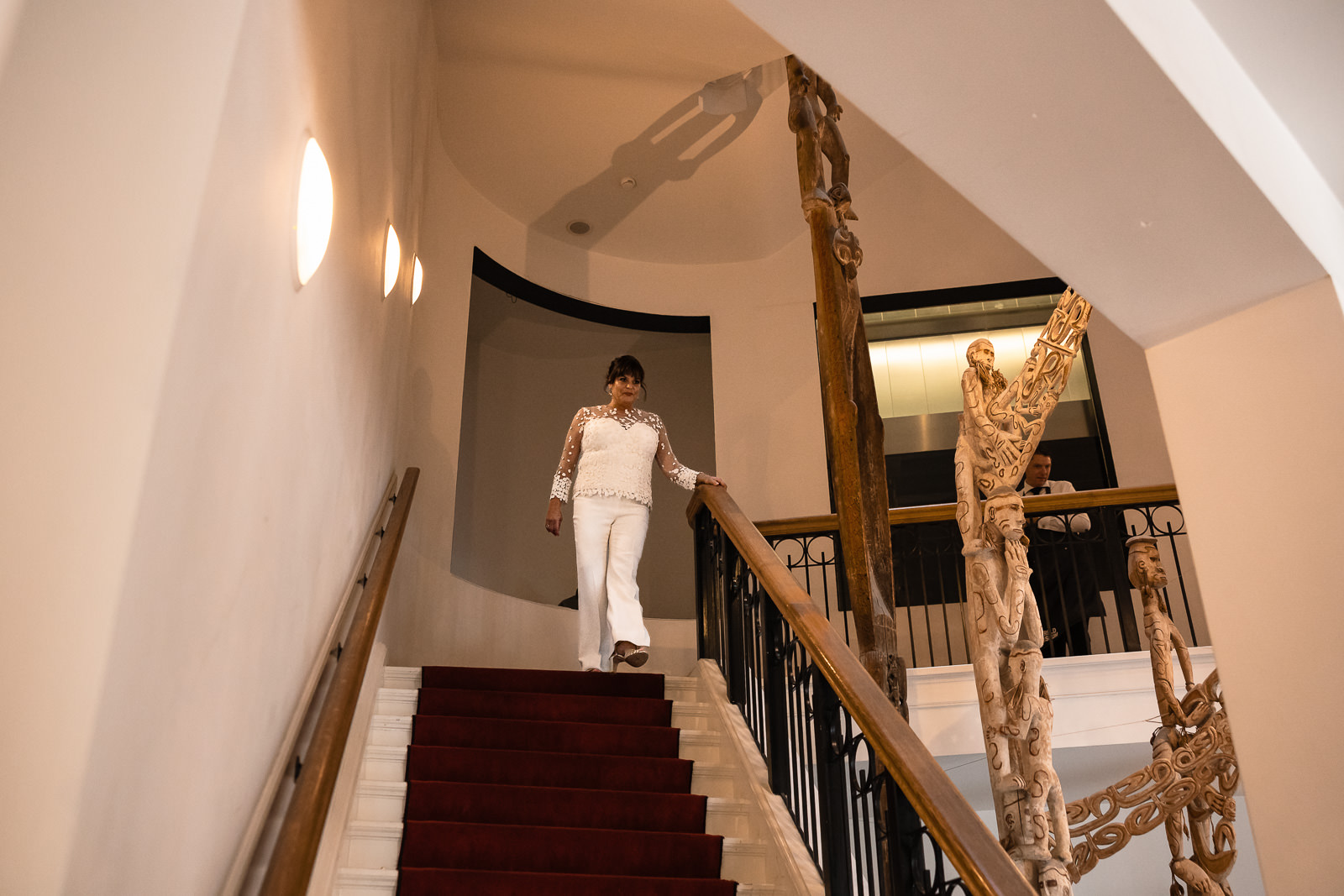 Bruid komt de trap af voor firstlook bij bij Wereld Museum Rotterdam