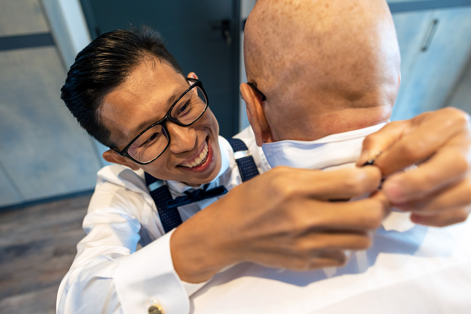 Homo huwelijk fotograaf Delft aankleedmoment