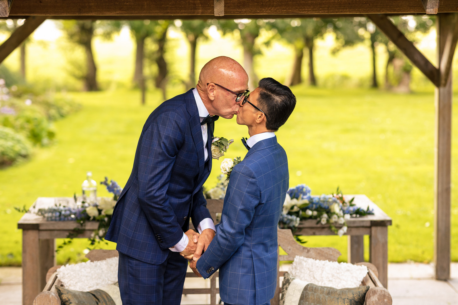 Trouwfotograaf Delft ceremonie first kiss Homo huwelijk 