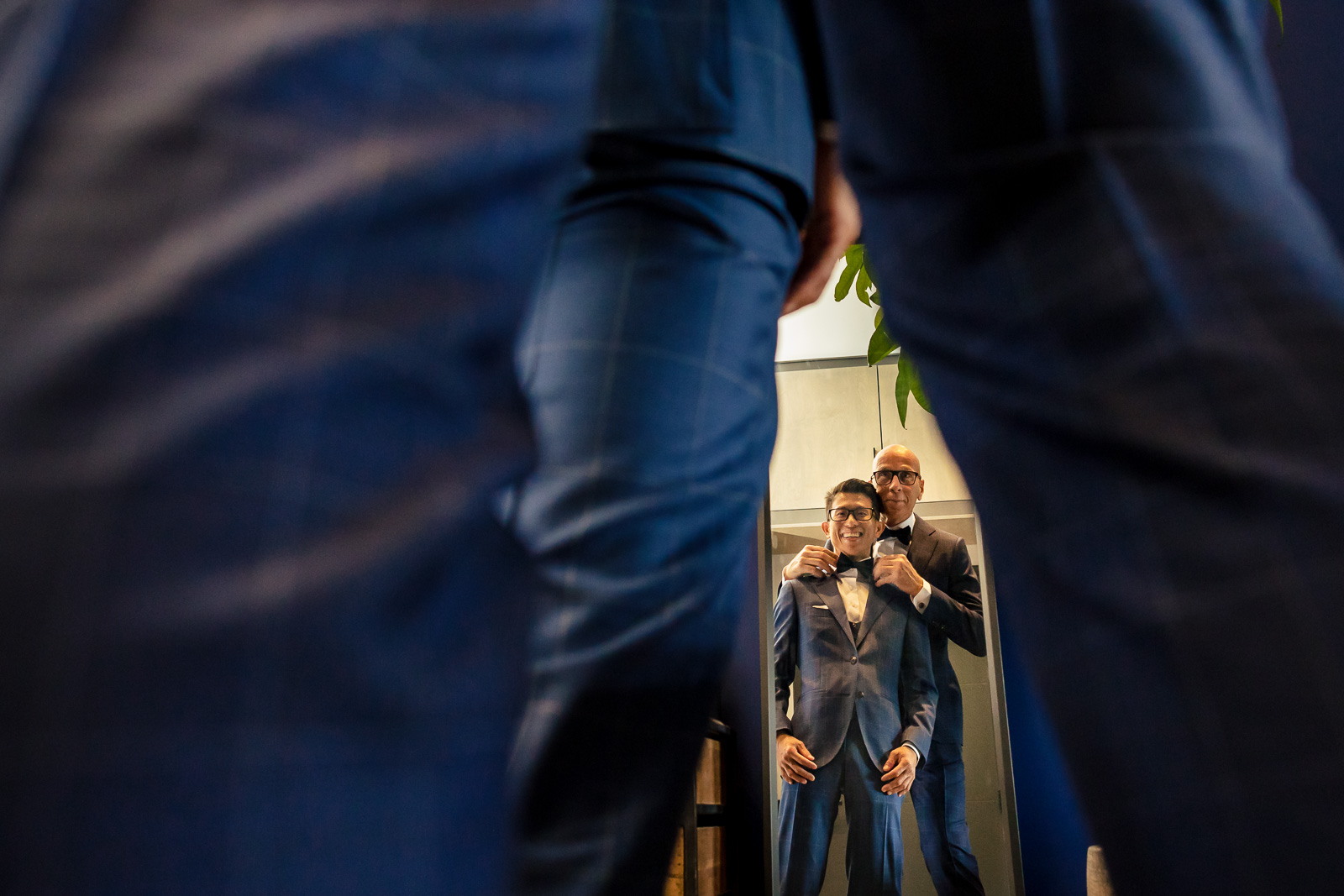 Homo huwelijk fotograaf Delft aankleed moment spiegel shot
