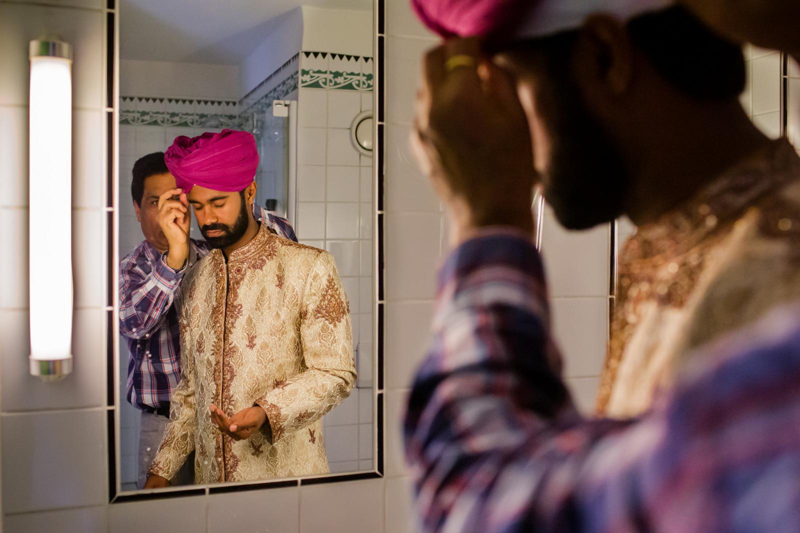 Bruidegom krijgt traditionele tulband uit India om