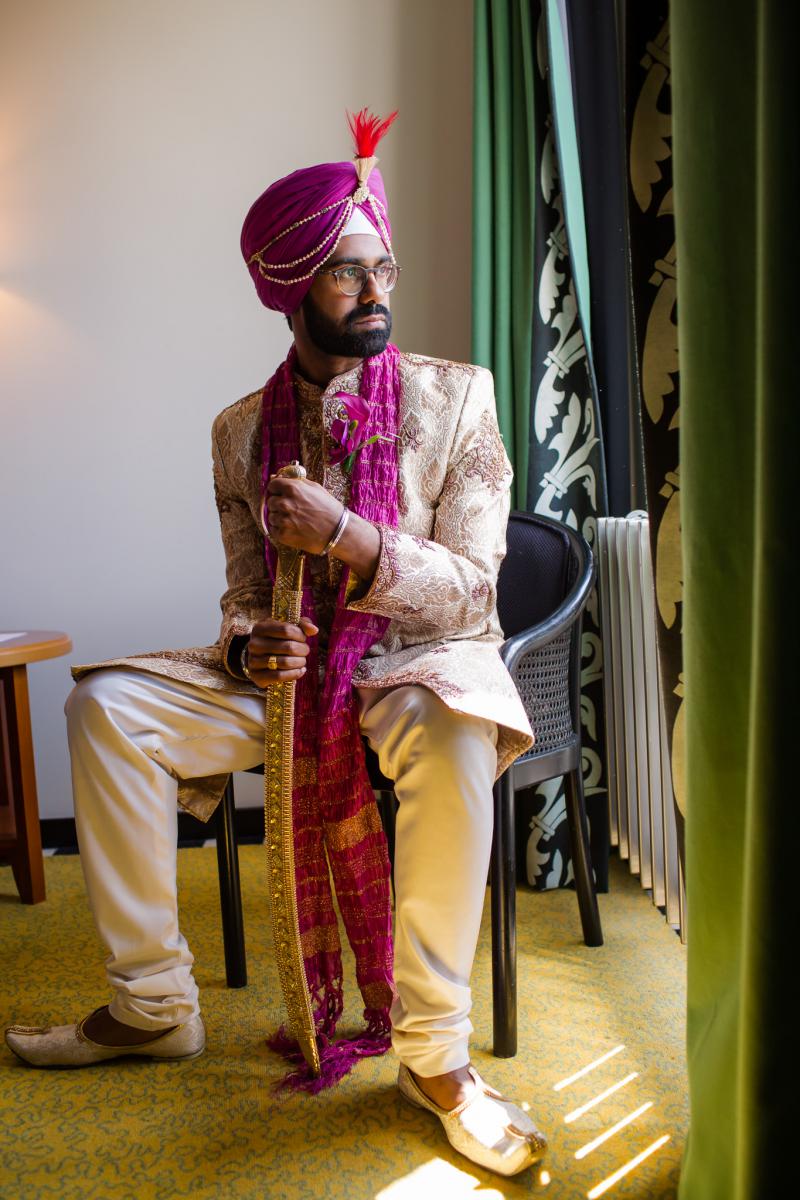 Bruidegom in traditioneel trouwpak uit India