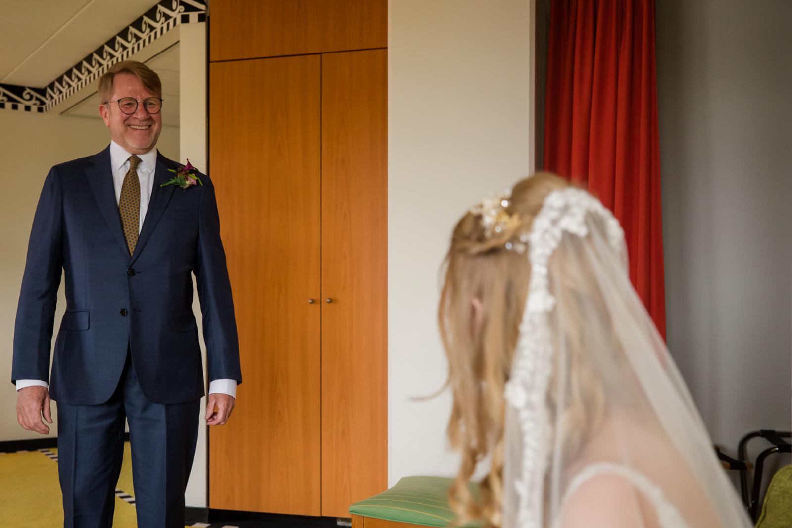 Vader bruid ziet zijn dochter voor het eerst in trouwjurk