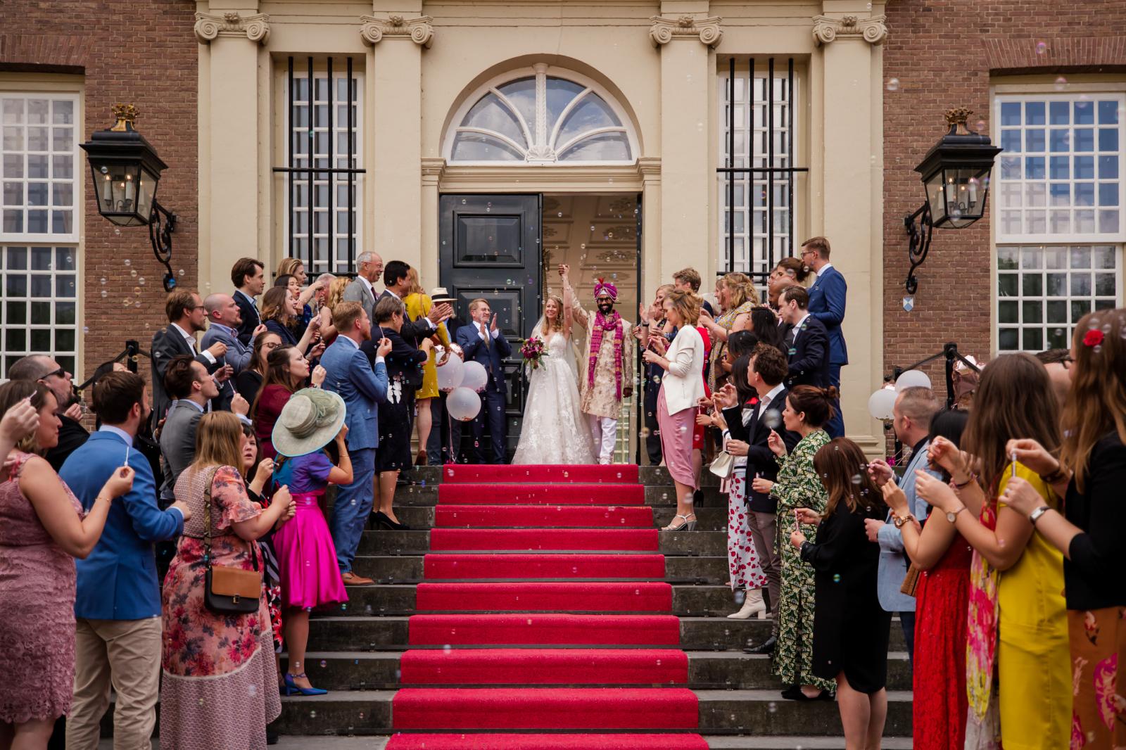 Bruidspaar wordt gefeliciteerd met bellenblaas