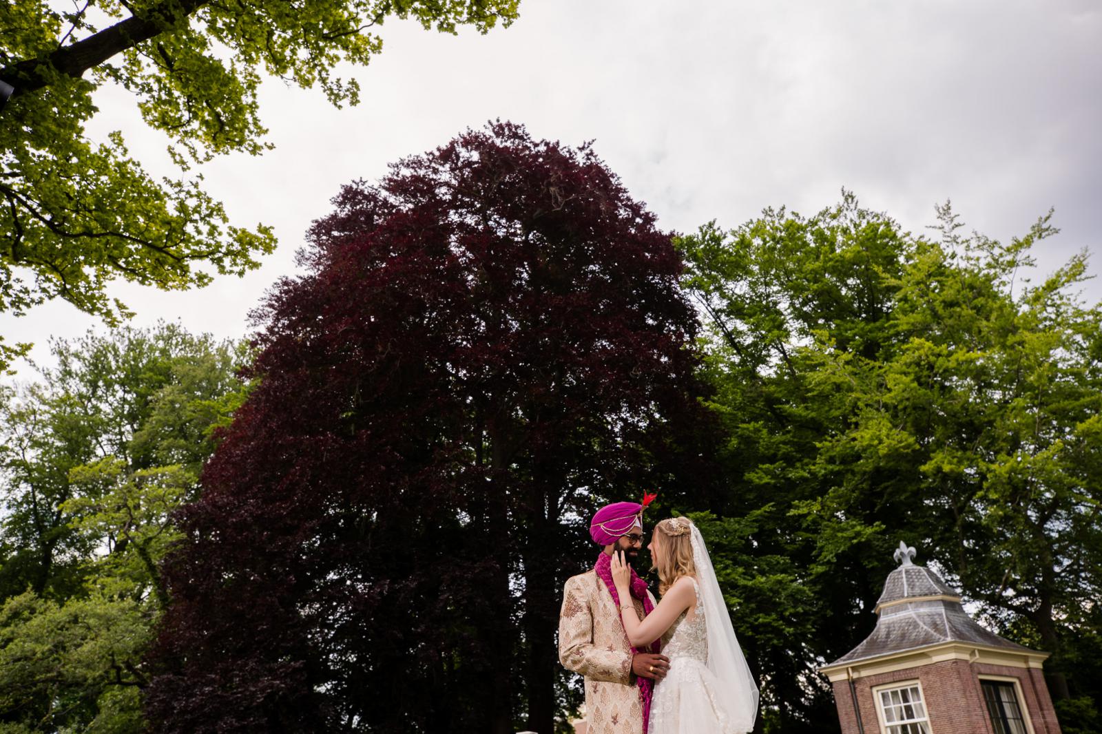 Bruidspaar voor de historische bomen Slot Zeist