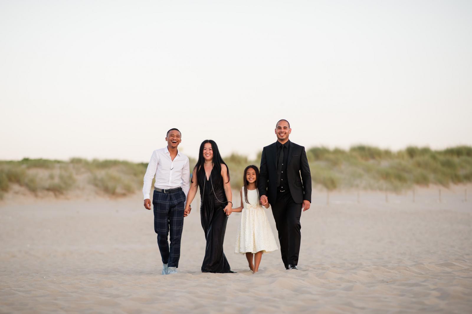 familie foto aan het strand