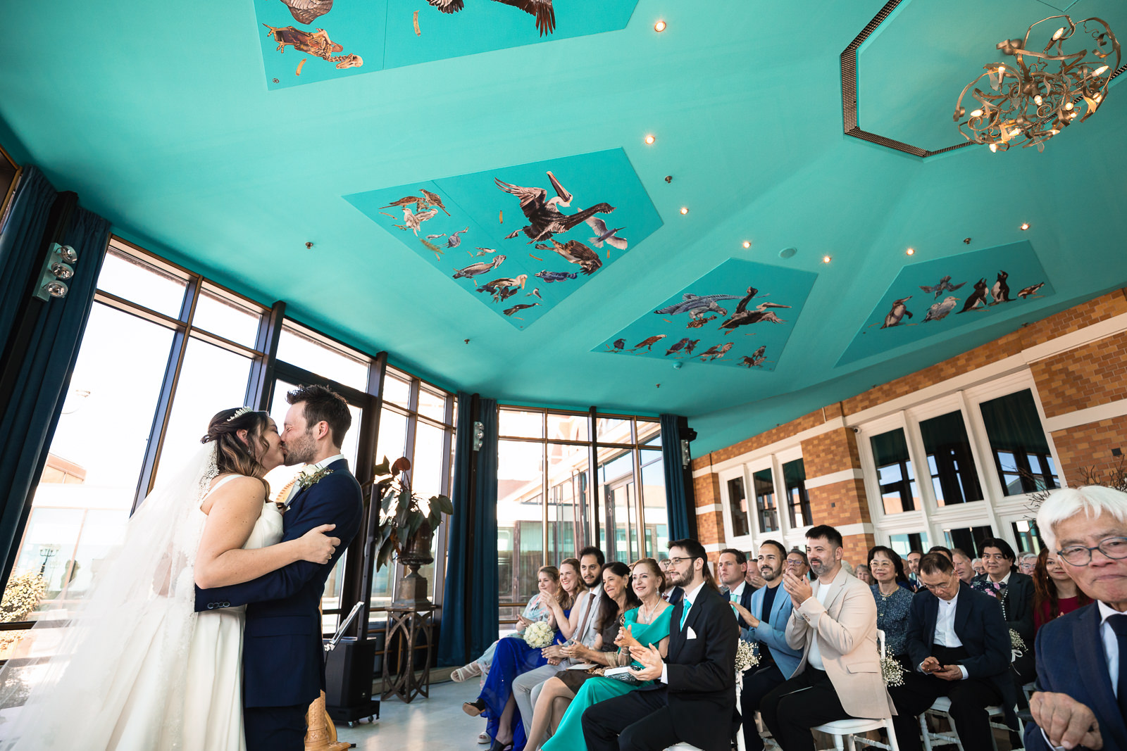 Trouwen bij Kuhrhaus Scheveningen Trouwfotograaf Den haag eerste kus tijdens de ceremonie