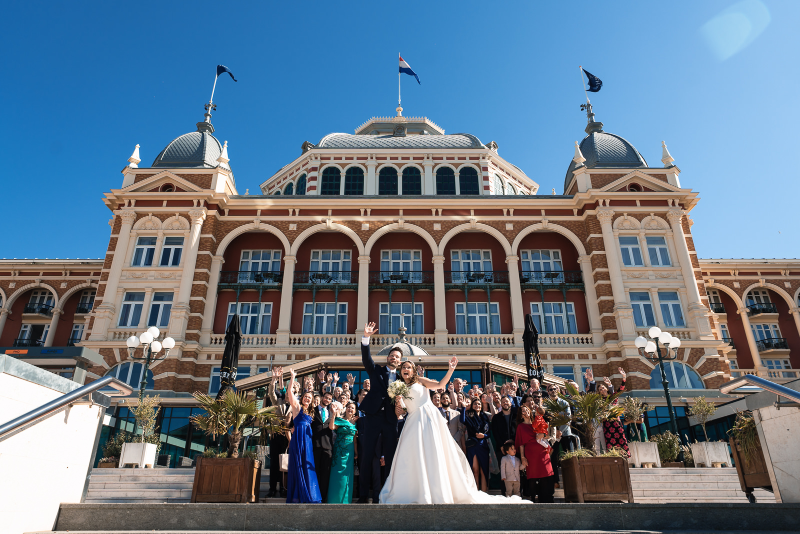 Trouwen bij Kuhrhaus Scheveningen Trouwfotograaf Den haag  Groepsfoto