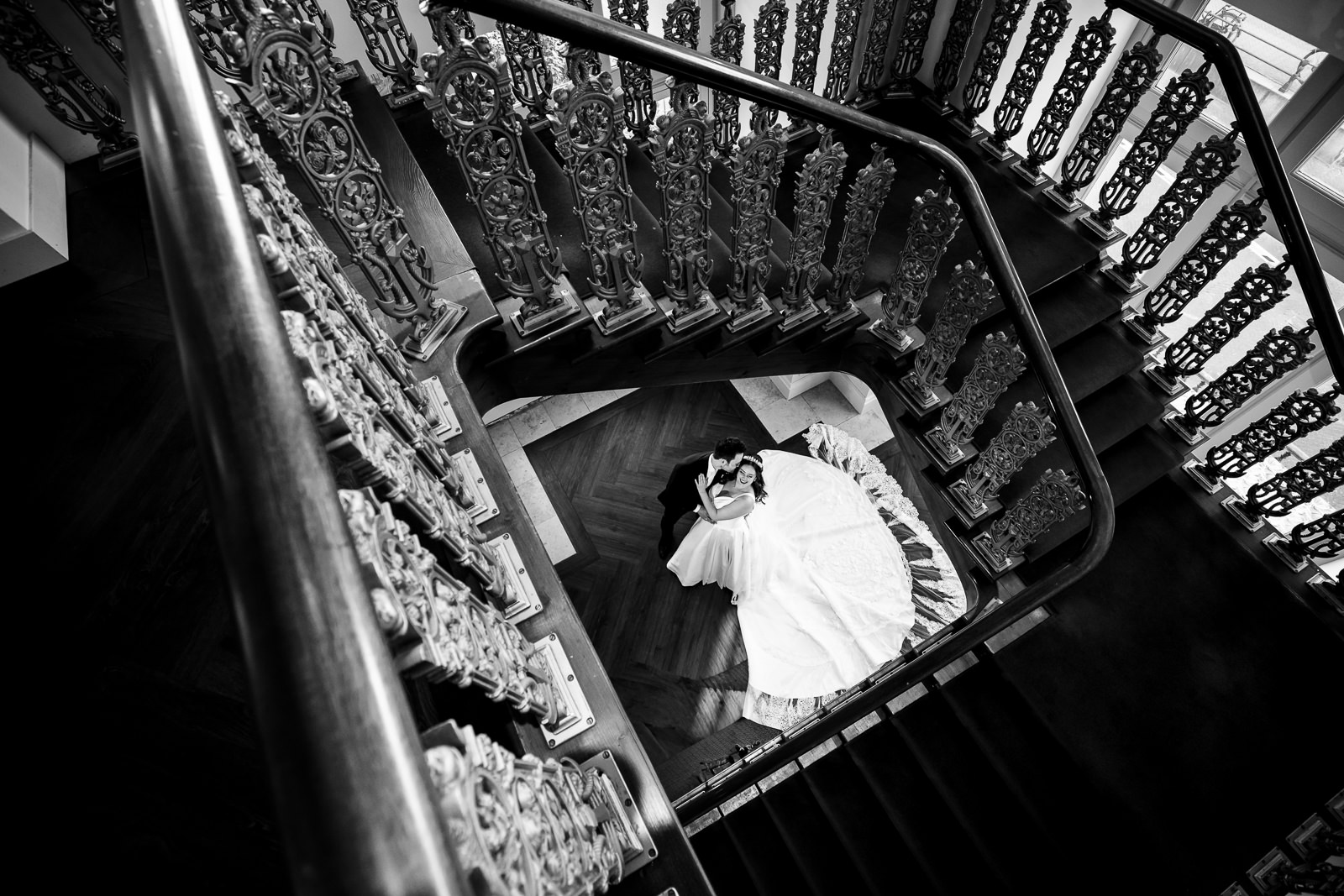 Bruid en bruidegom in trappenhuis bij het Kuhrhaus trouwfotograaf den haag