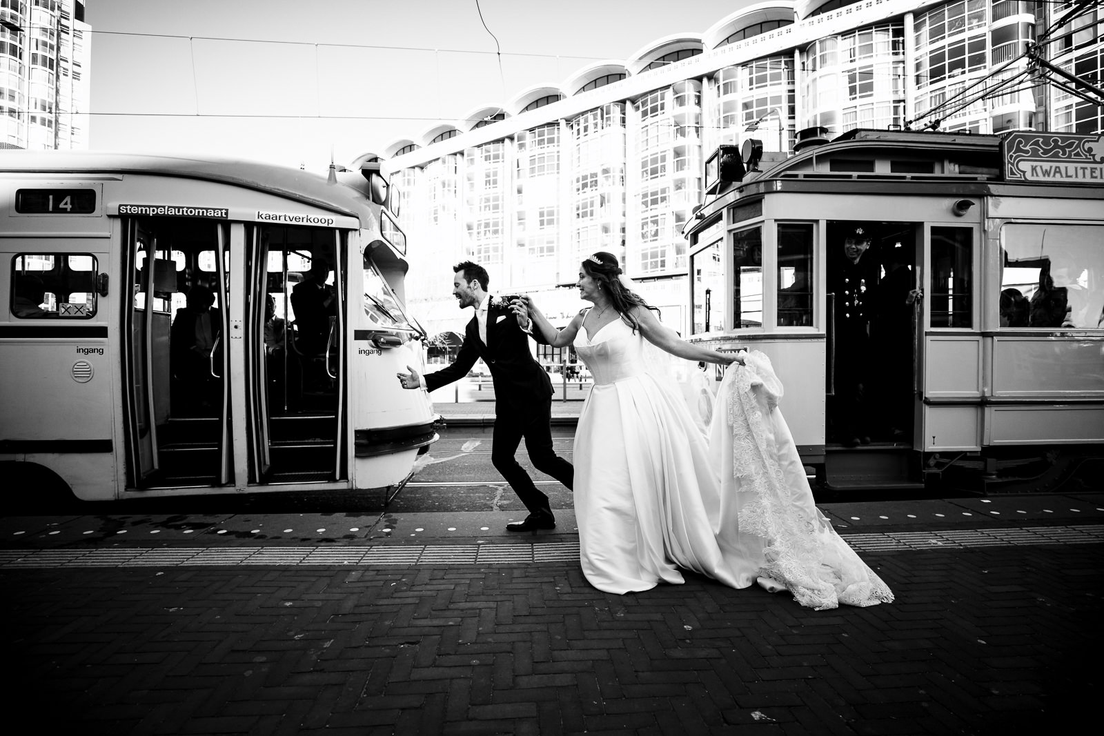 Bruidspaar rent naar de tram om in te stappen trouwfotograaf den haag