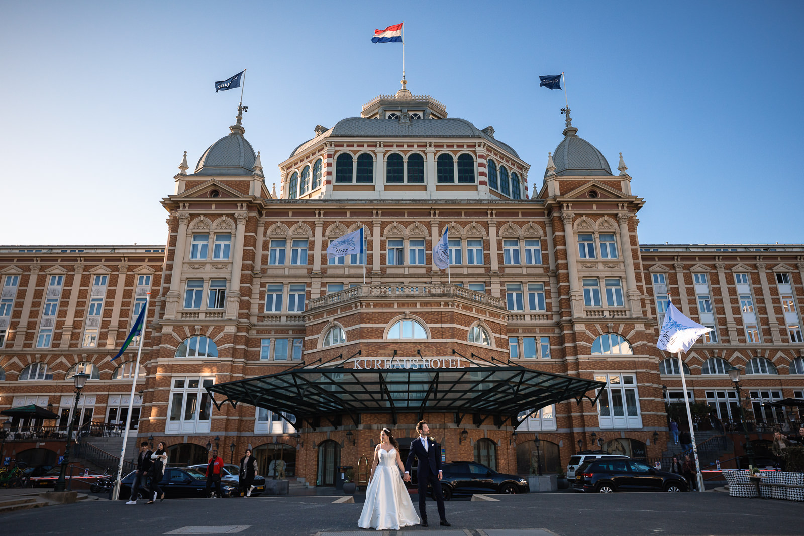 Bruidspaar voor het Kuhrhaus in Scheveningen trouwfotograaf den haag
