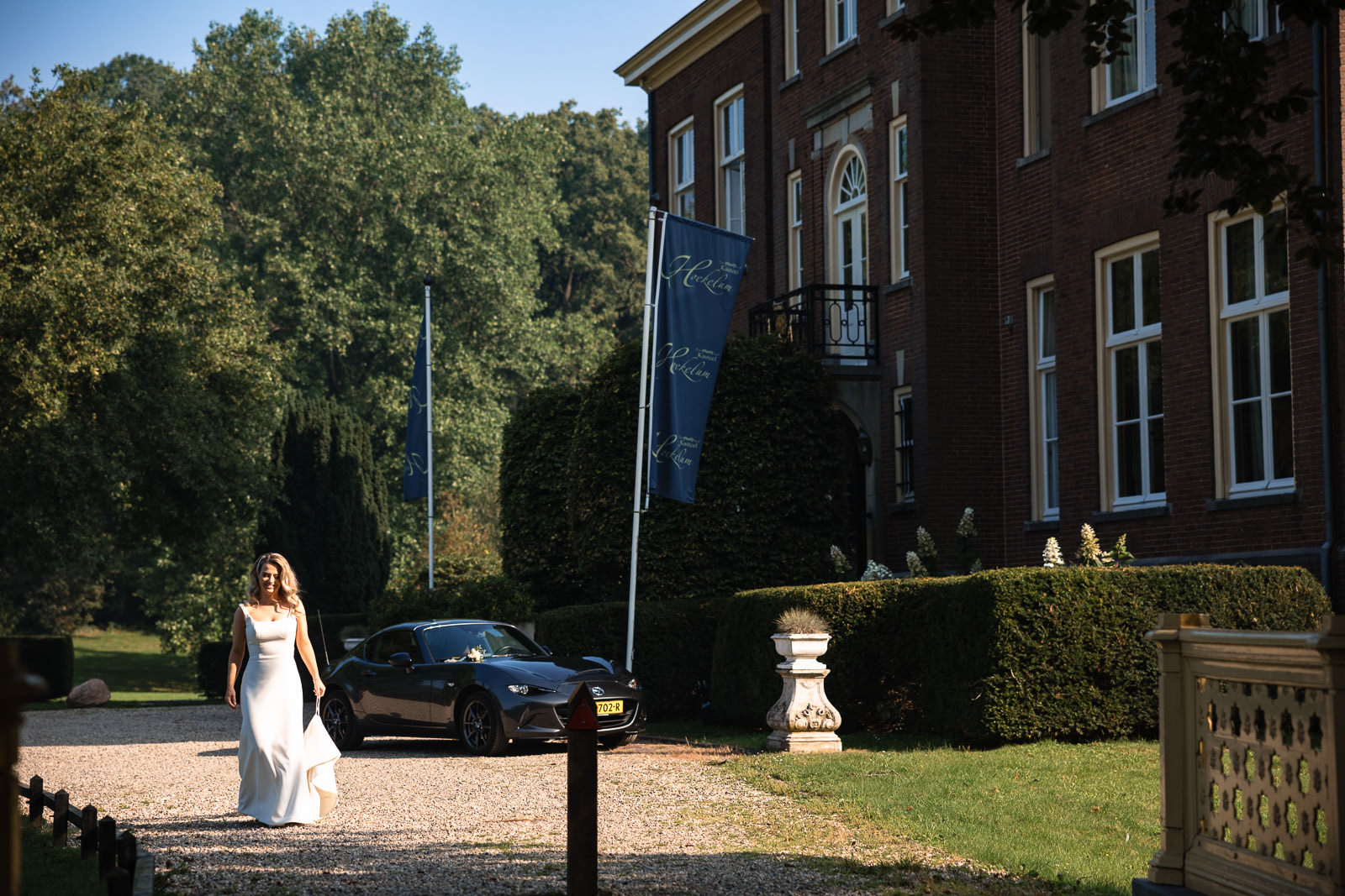 Herfst bruiloft Kasteel Hoekelum bruid loopt buiten naar first look