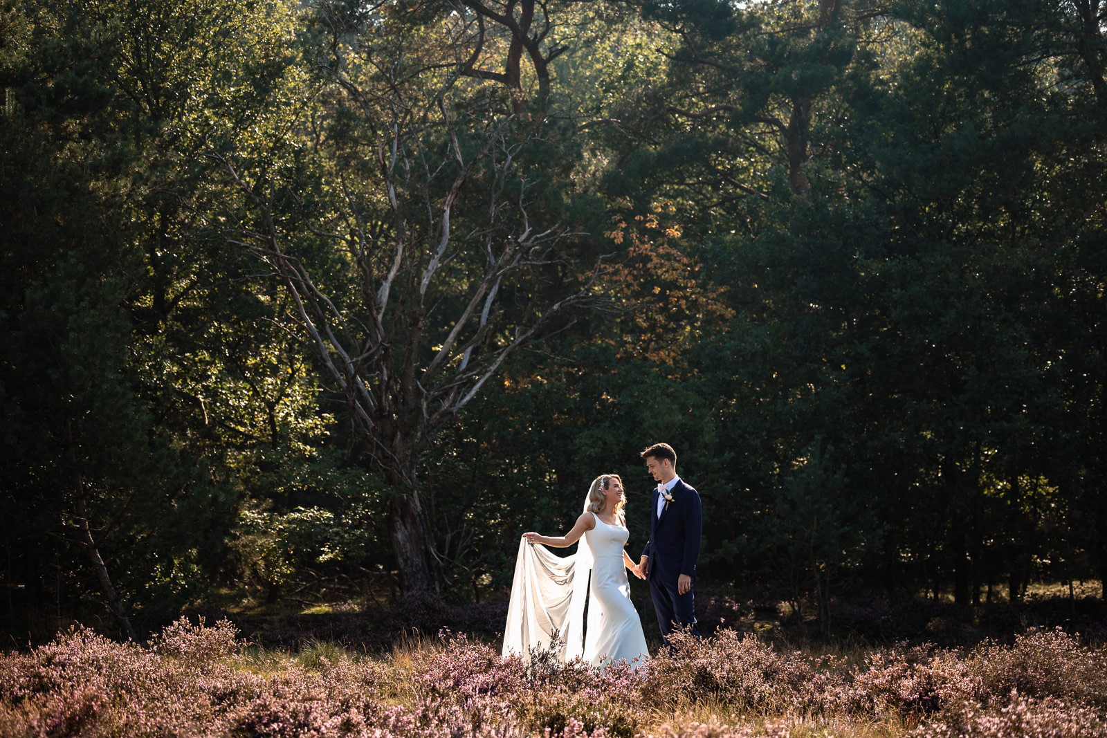 Herfst bruiloft Kasteel Hoekelum fotoshoot met bruidspaar op de heide