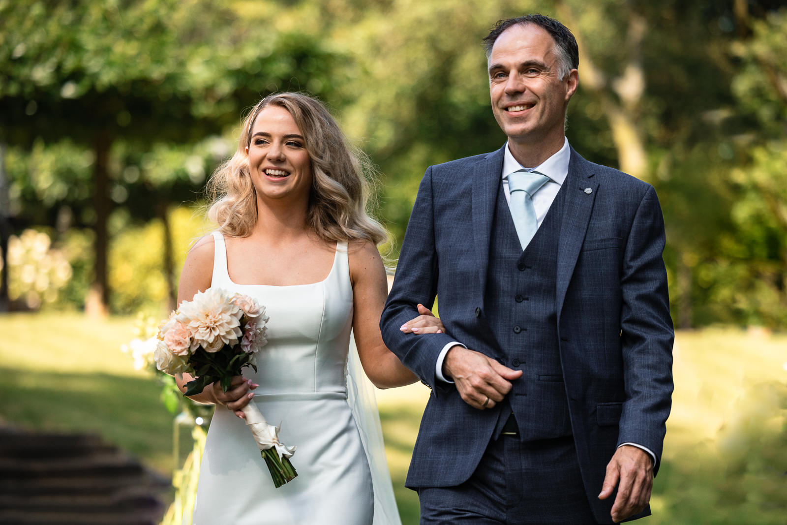 Herfst bruiloft Kasteel Hoekelum Bruid en vader lopen samen naar ceremonie