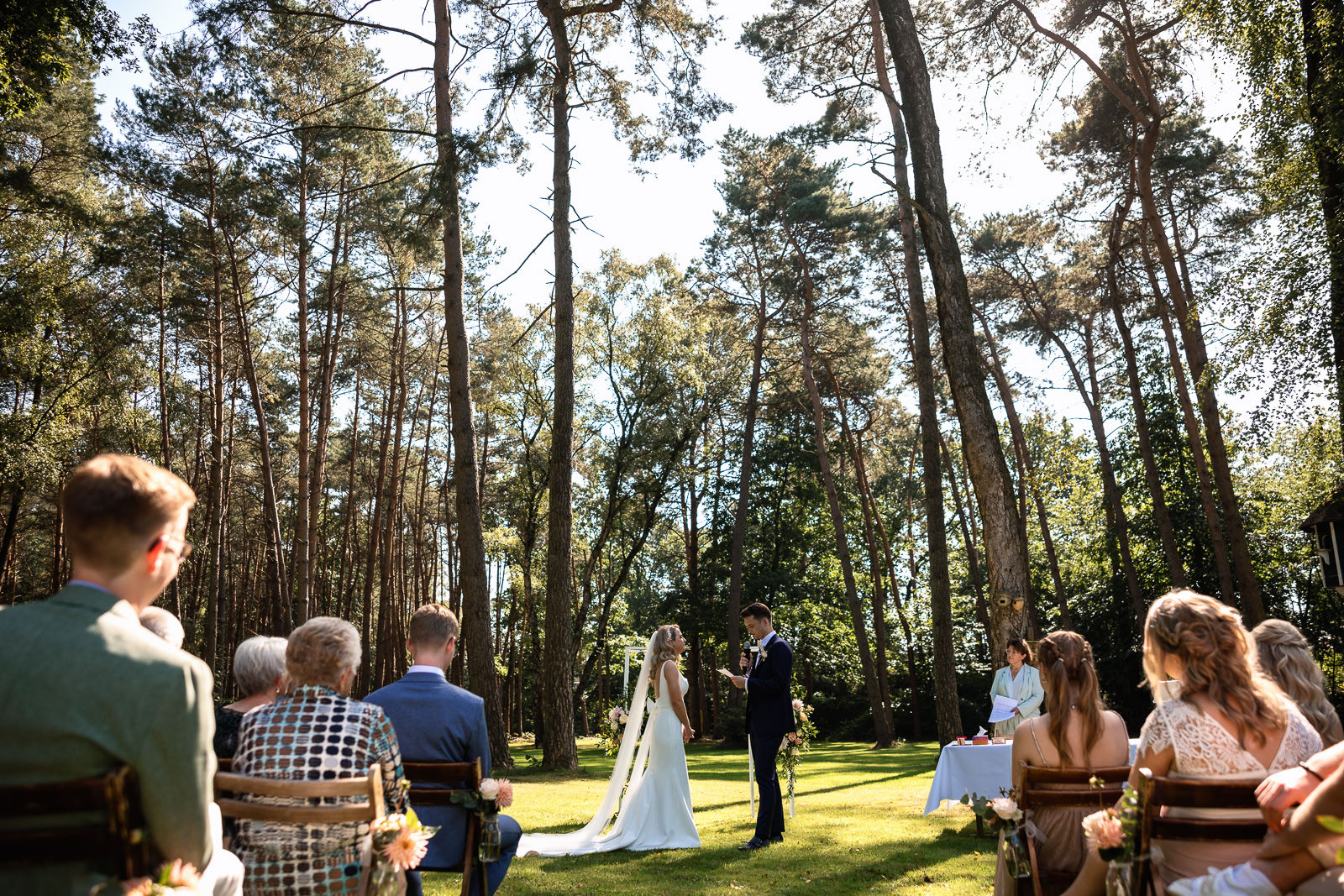 Herfst bruiloft kasteel Hoekelum en Koetshuis Bennekom geloften tijdens ceremonie